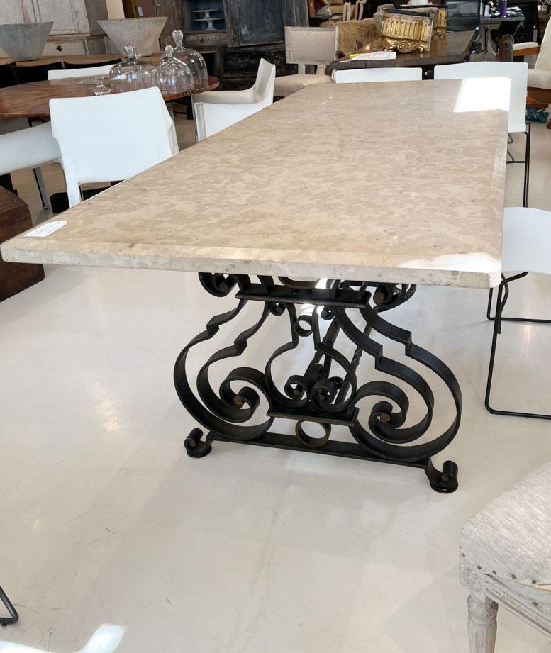 Fer Grande table de salle à manger en fer forgé et marbre du milieu du siècle dernier en vente