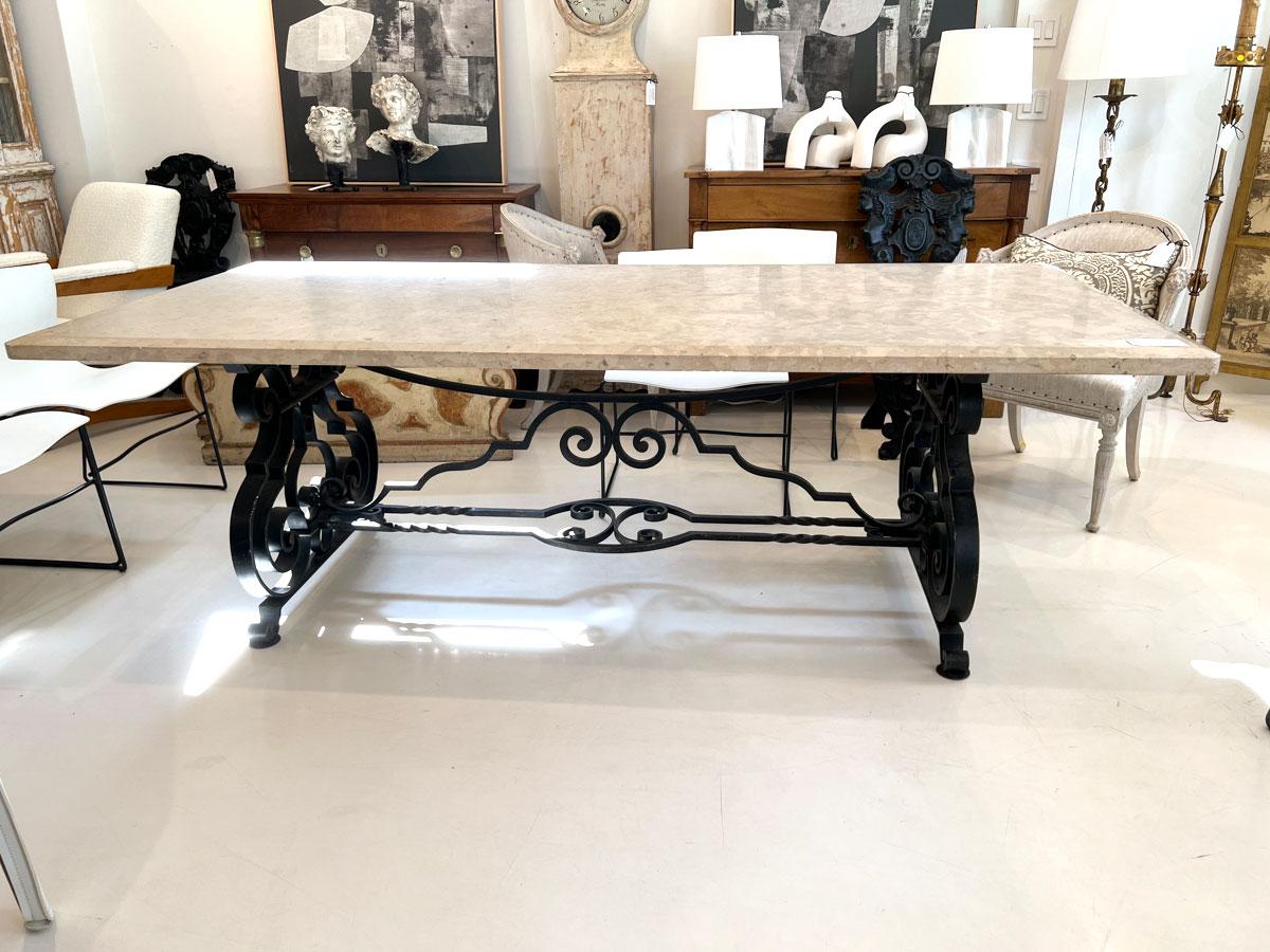 Grande table de salle à manger en fer forgé et marbre du milieu du siècle dernier en vente 1