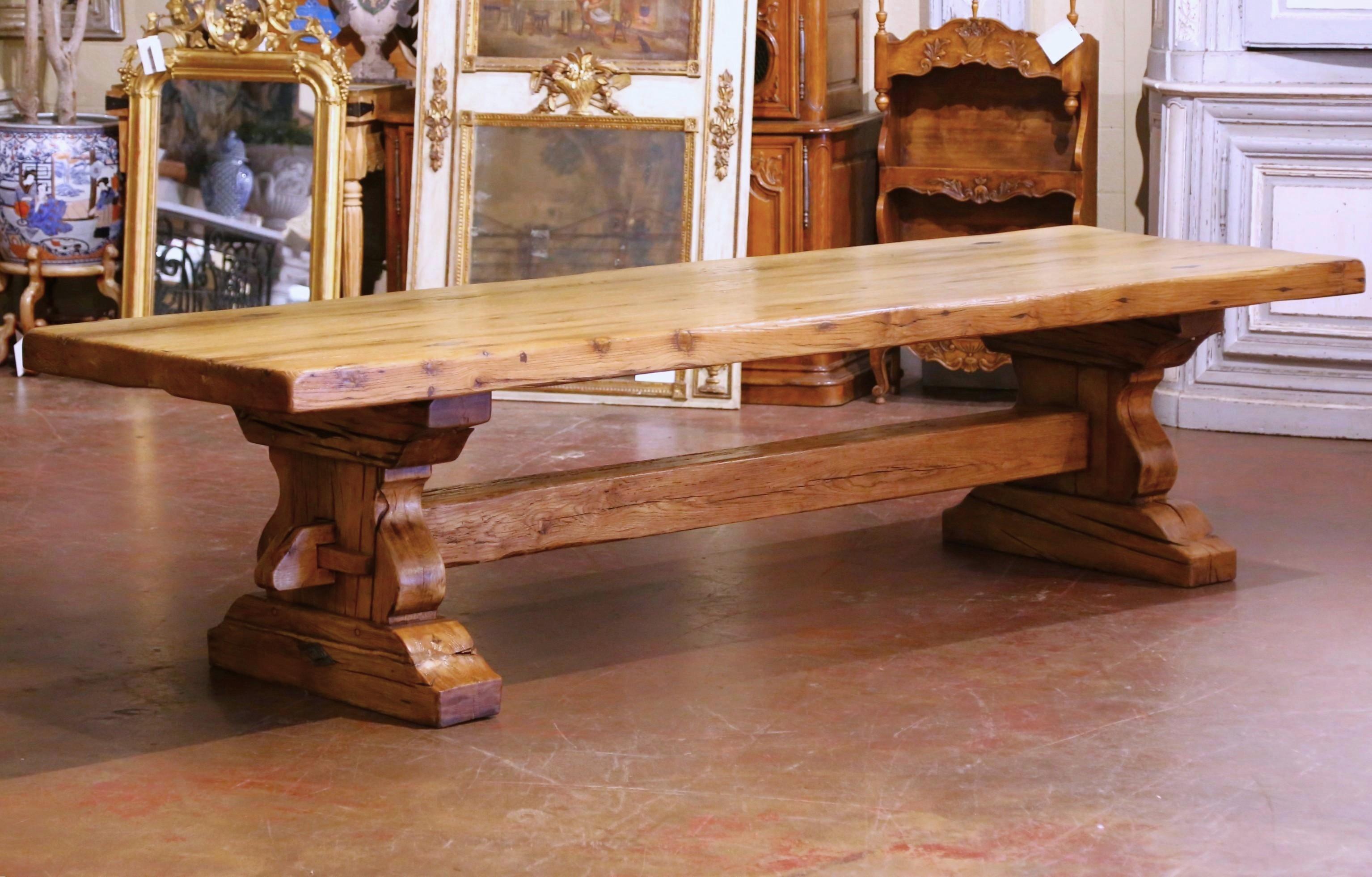 Questo tavolo antico e monumentale è un'opera di grande impatto in una sala da pranzo o in una cantina. Realizzato con legno del XVIII secolo e lavorato in Francia intorno al 1950, il piano rettangolare lungo tre metri è costruito con tavole di