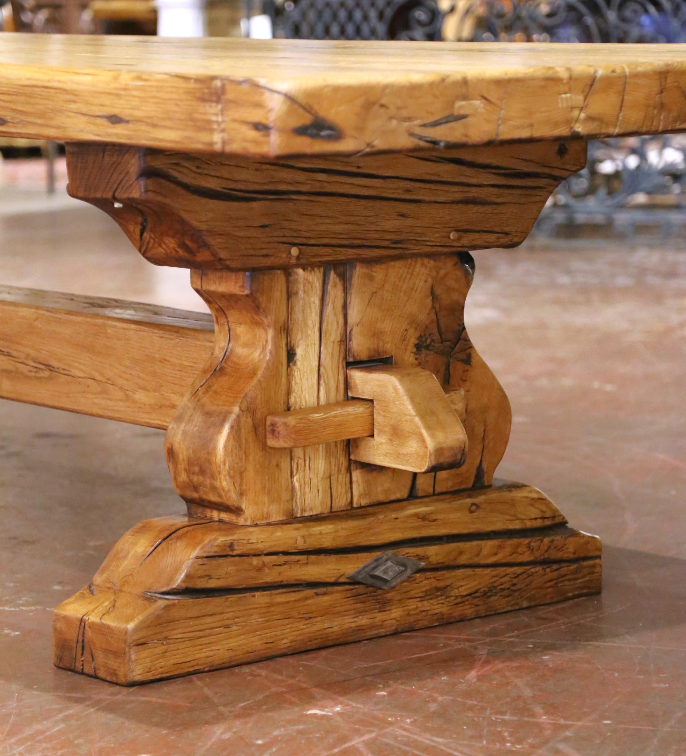 Intagliato a mano Grande tavolo da pranzo a cavalletto in Oak Oak francese del metà del secolo scorso in vendita