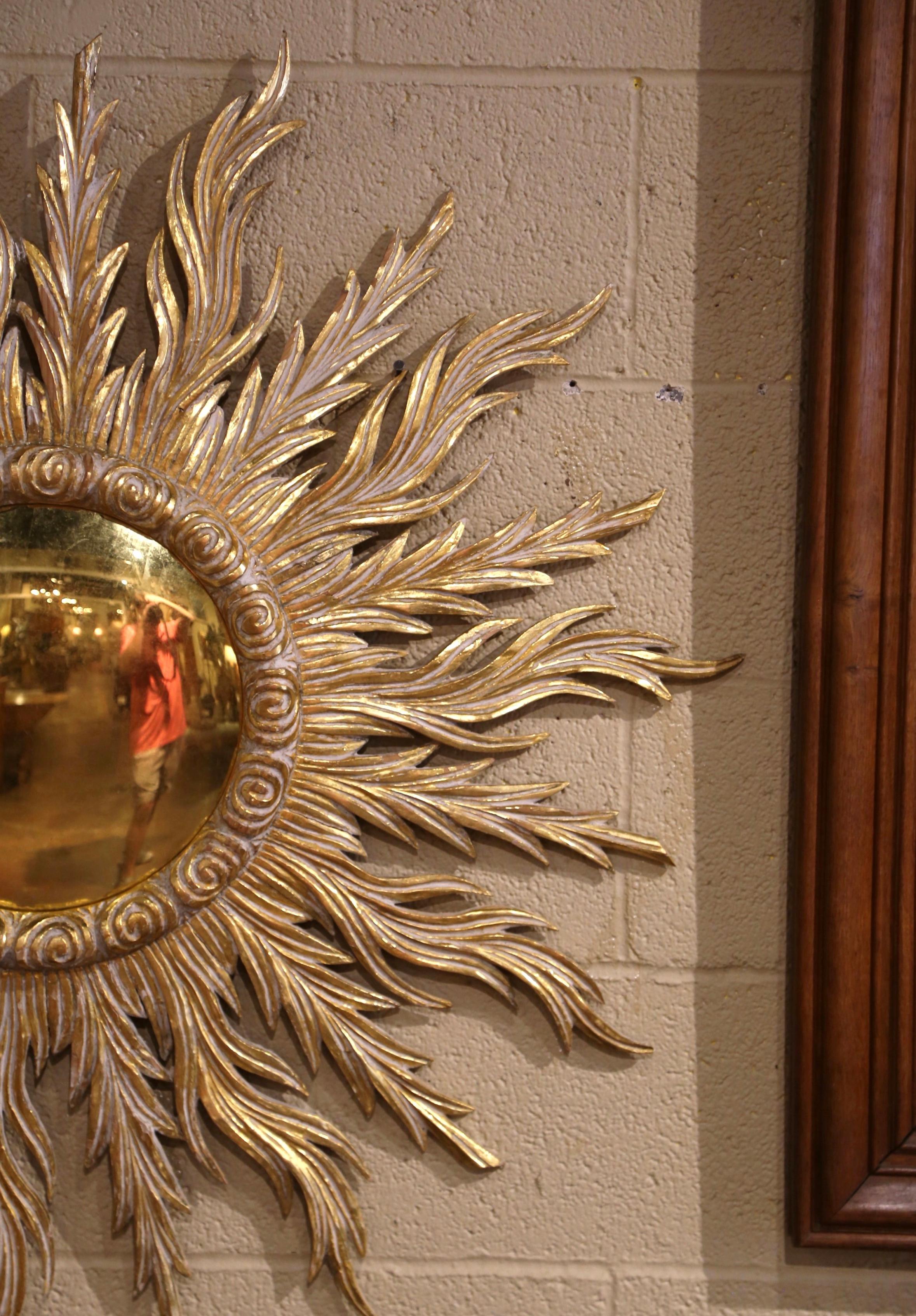 Large Mid-Century French Carved Giltwood Sunburst Convex Wall Mirror In Excellent Condition In Dallas, TX