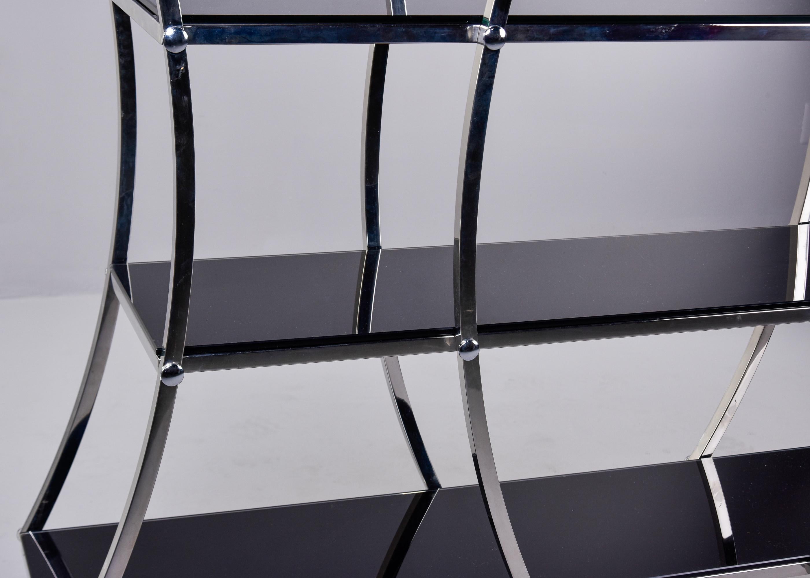 Francese Grande Etagere francese di metà secolo in cromo e vetro fumé in vendita