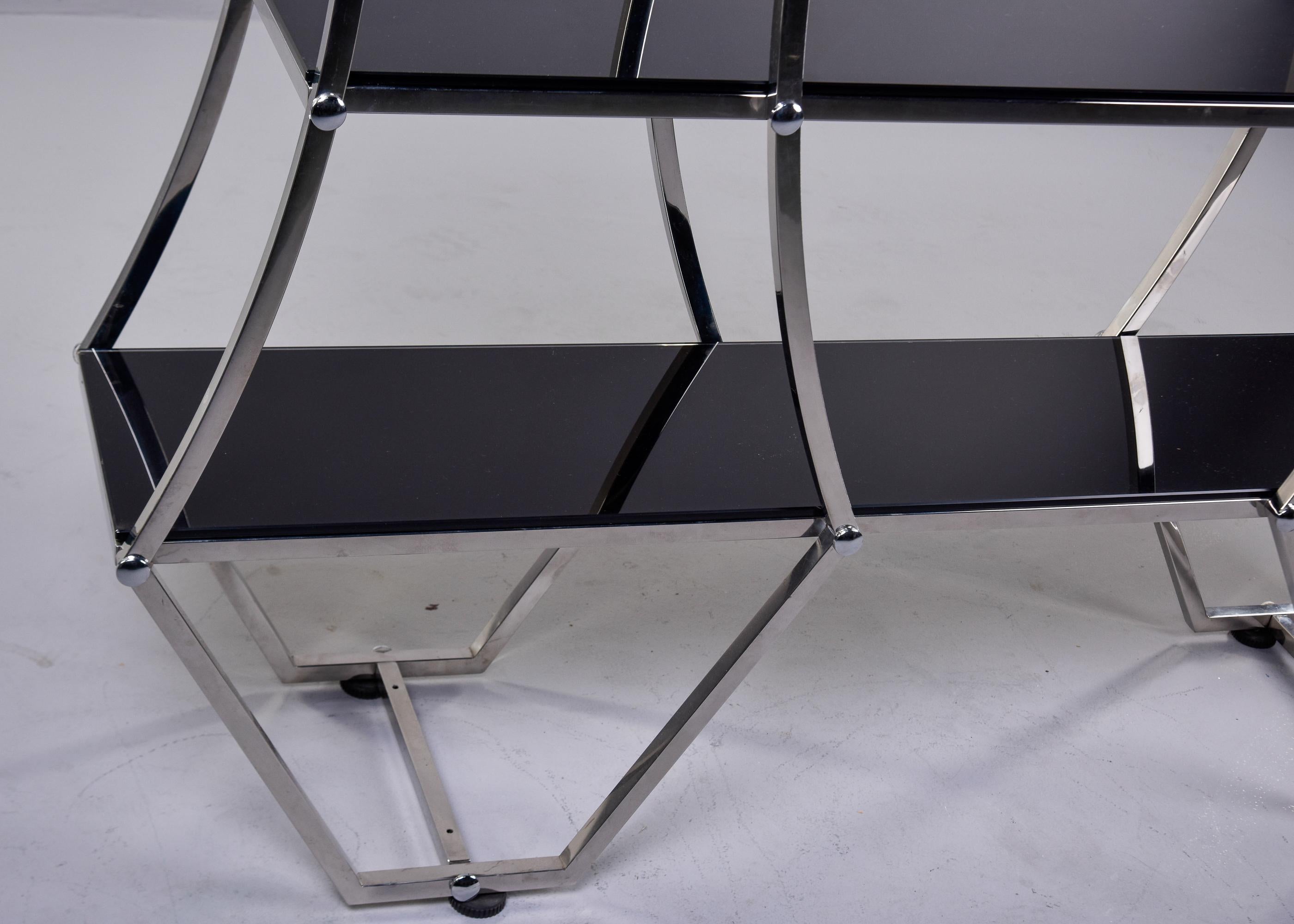 Grande Etagere francese di metà secolo in cromo e vetro fumé In condizioni buone in vendita a Troy, MI