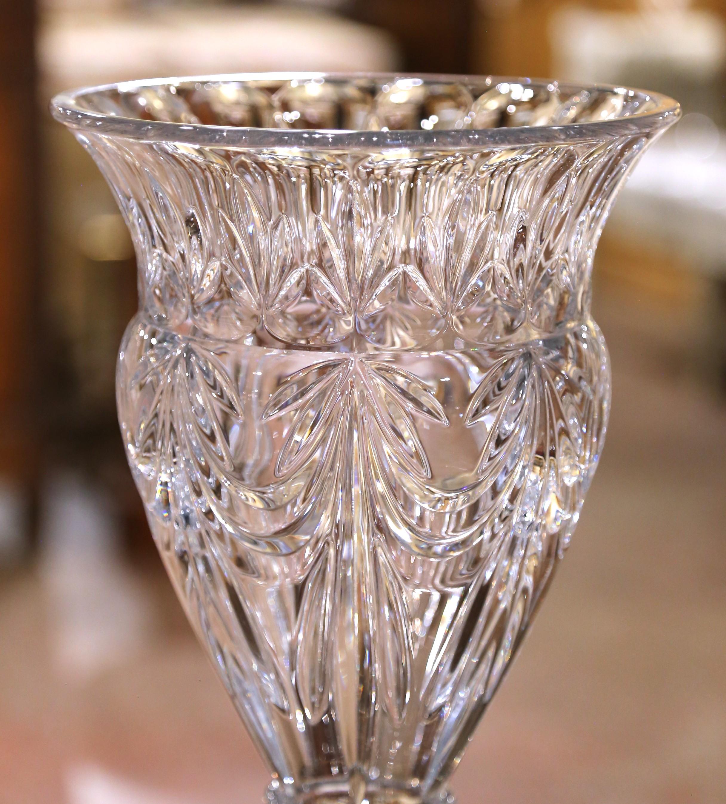 Große Vase aus geschliffenem französischem Kristall mit Starburst-Motiv aus der Jahrhundertmitte (Französisch) im Angebot
