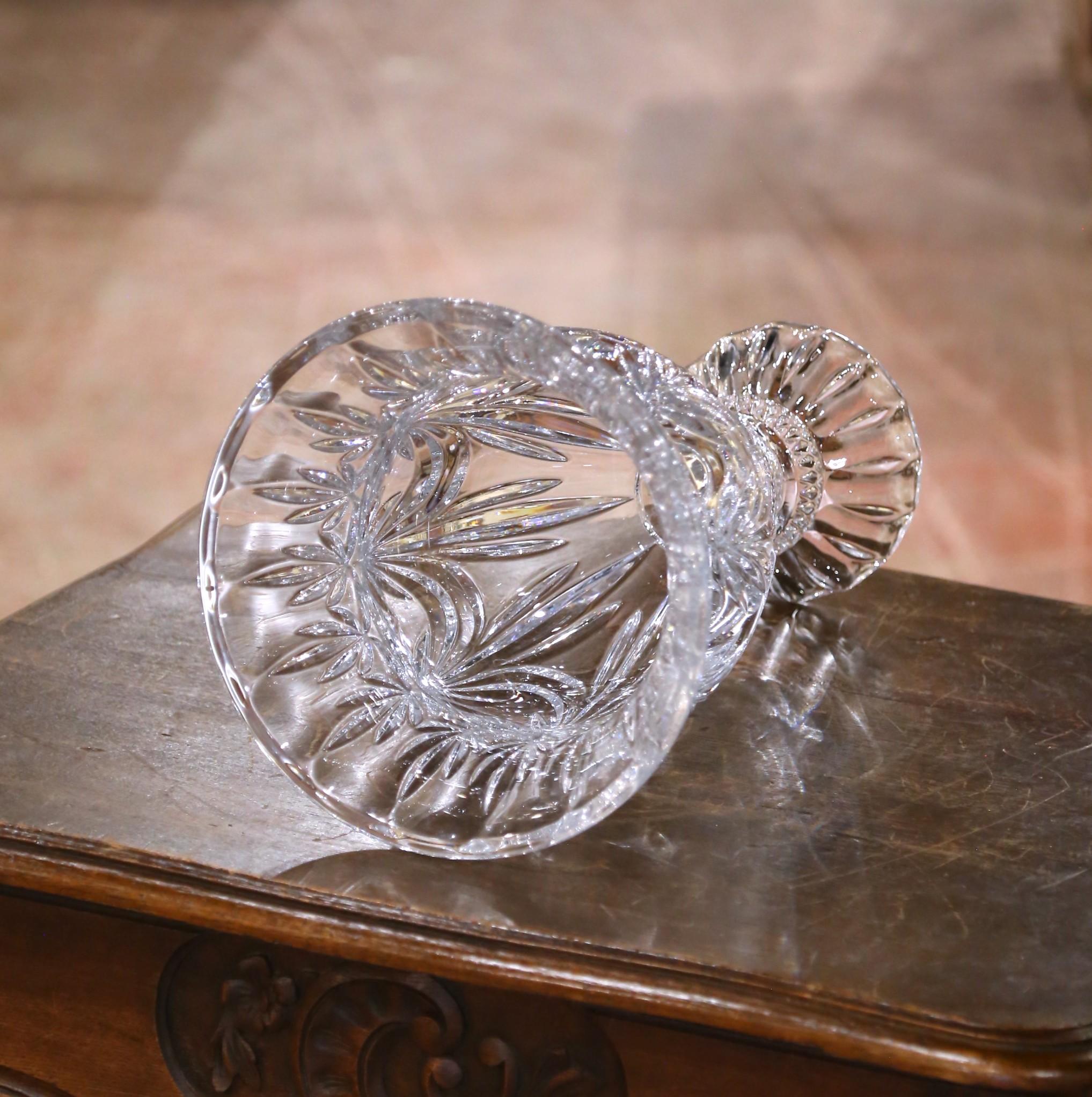 Große Vase aus geschliffenem französischem Kristall mit Starburst-Motiv aus der Jahrhundertmitte (20. Jahrhundert) im Angebot