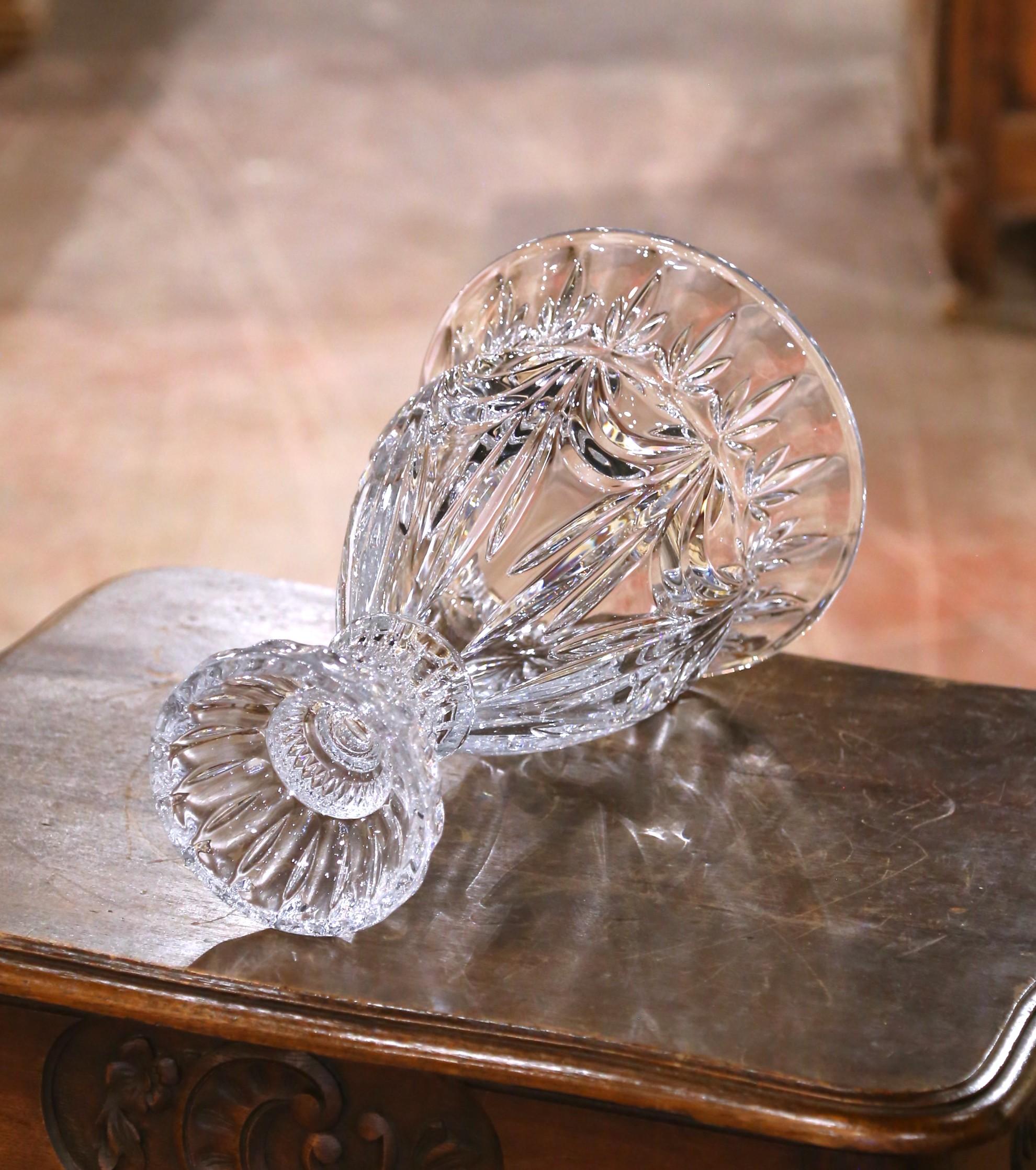 Große Vase aus geschliffenem französischem Kristall mit Starburst-Motiv aus der Jahrhundertmitte im Angebot 1