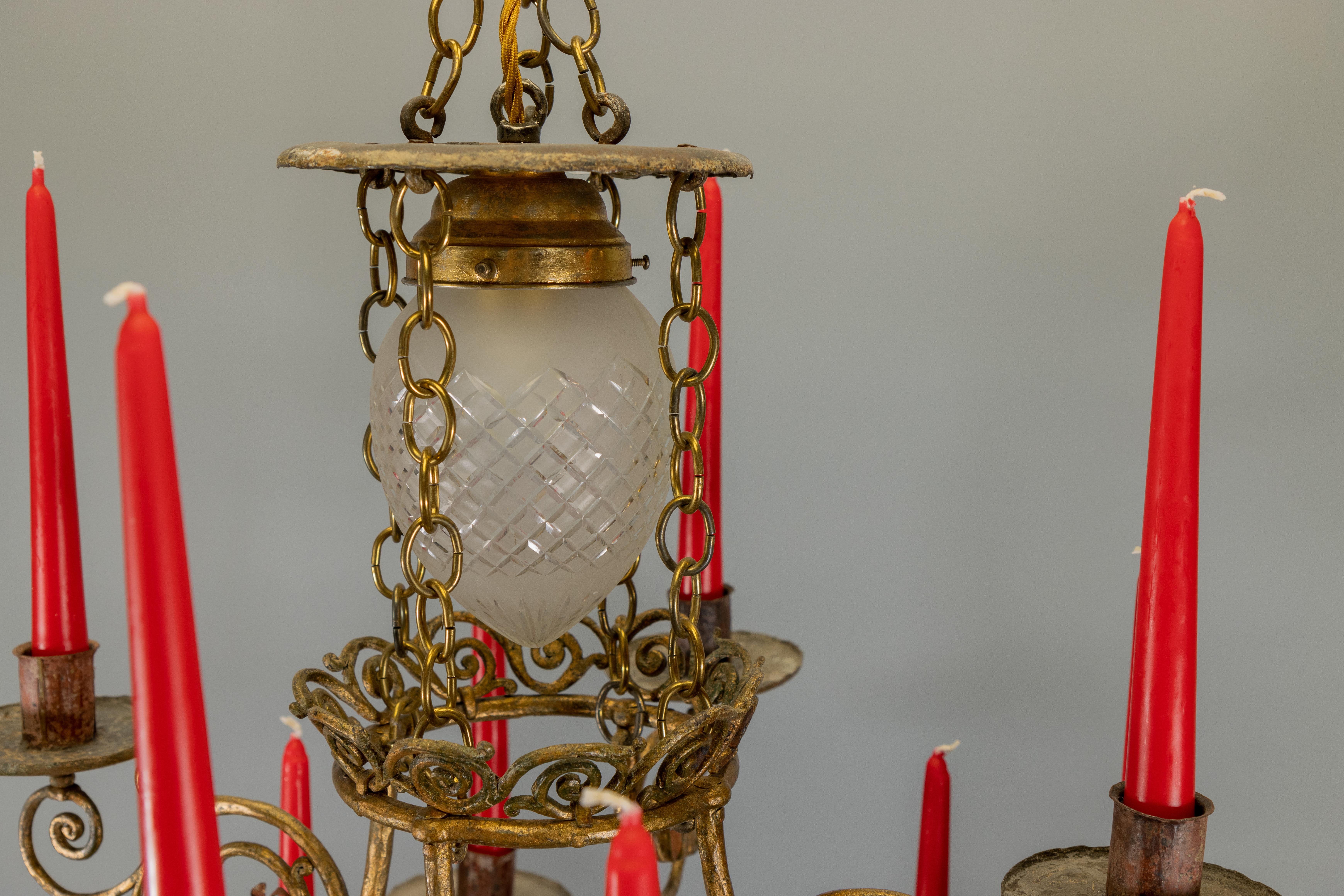Grande lampadario a candela francese di metà secolo in ferro dorato con globo di vetro smerigliato in vendita 6