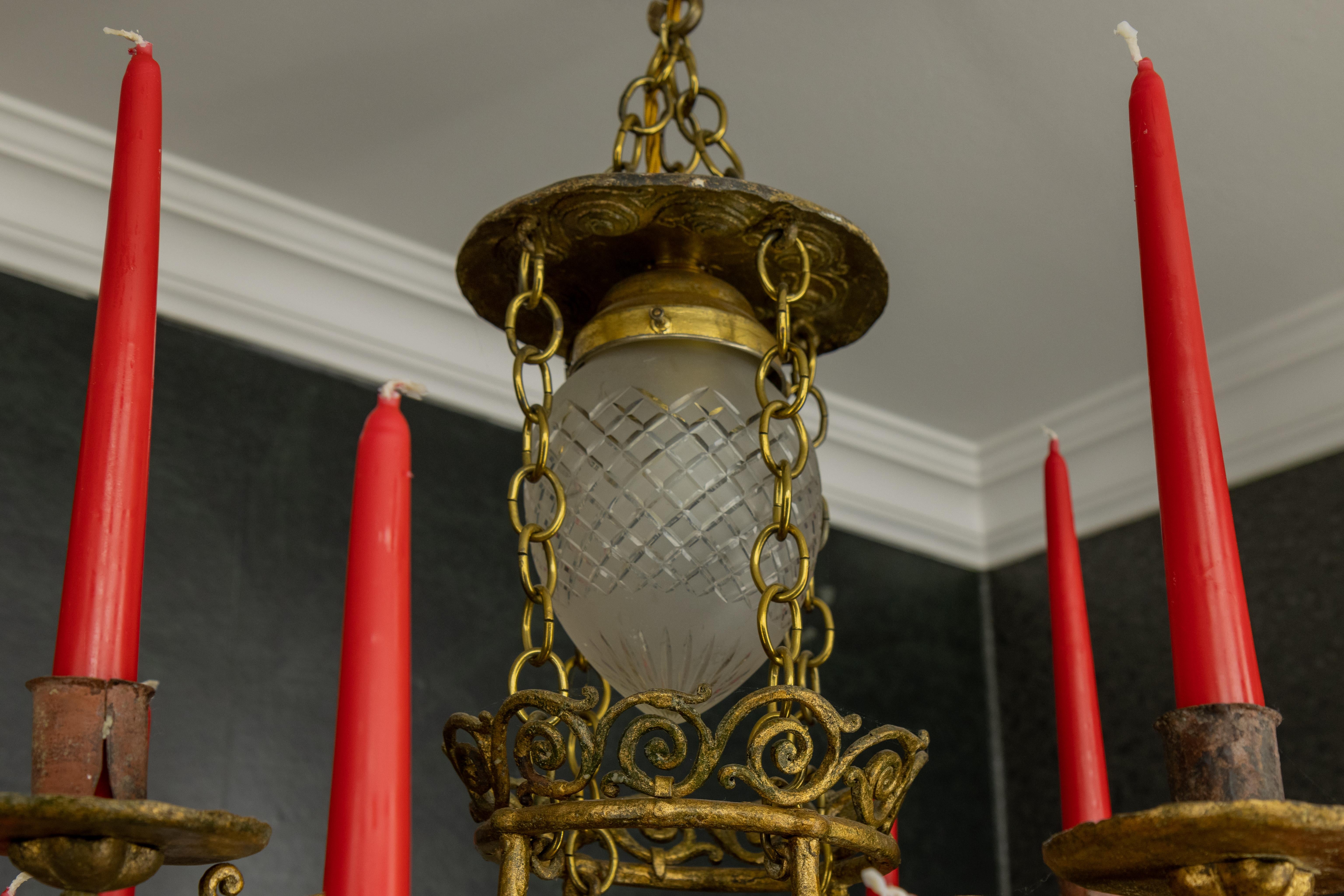 Satinato Grande lampadario a candela francese di metà secolo in ferro dorato con globo di vetro smerigliato in vendita