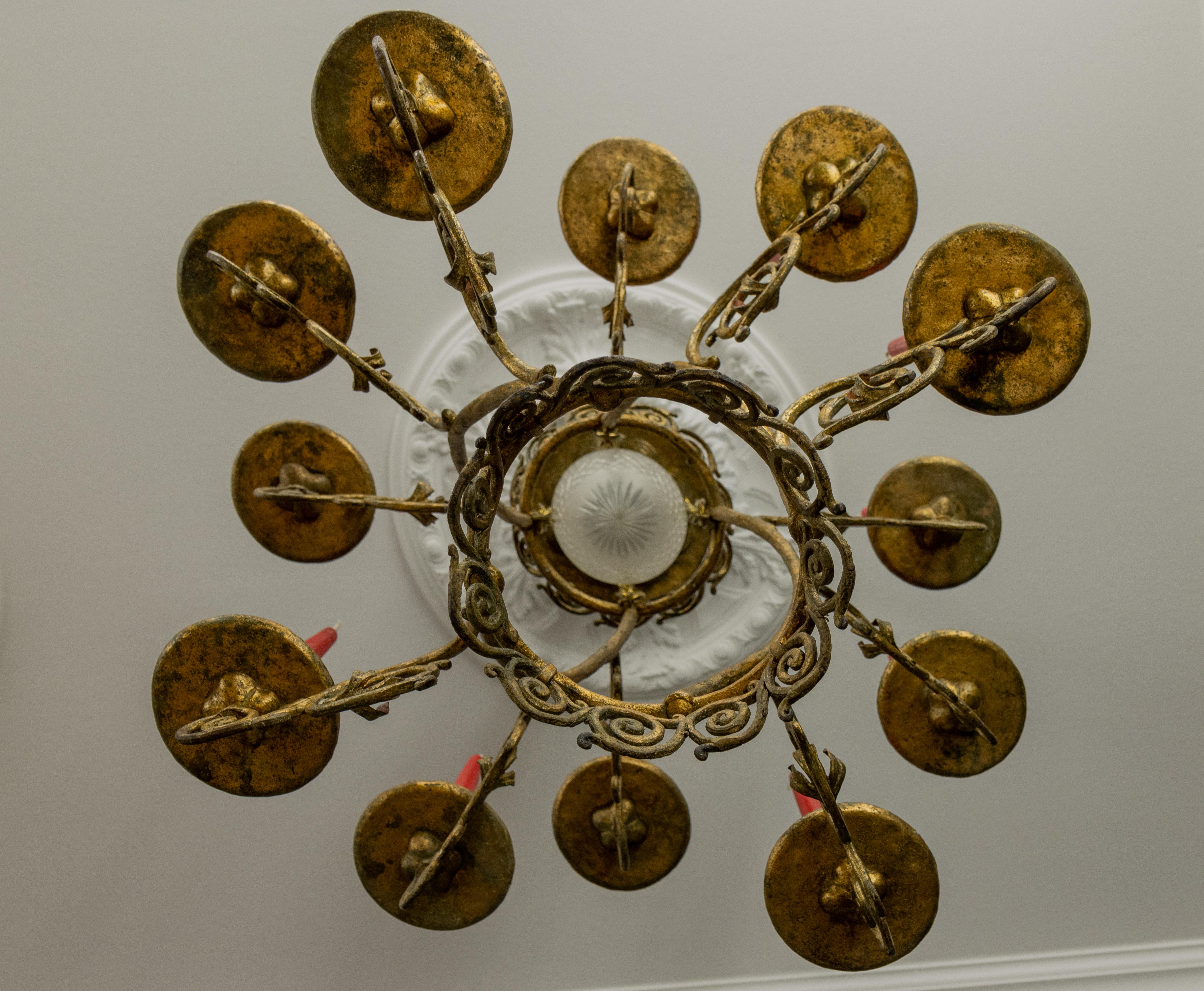 Grande lampadario a candela francese di metà secolo in ferro dorato con globo di vetro smerigliato in vendita 1