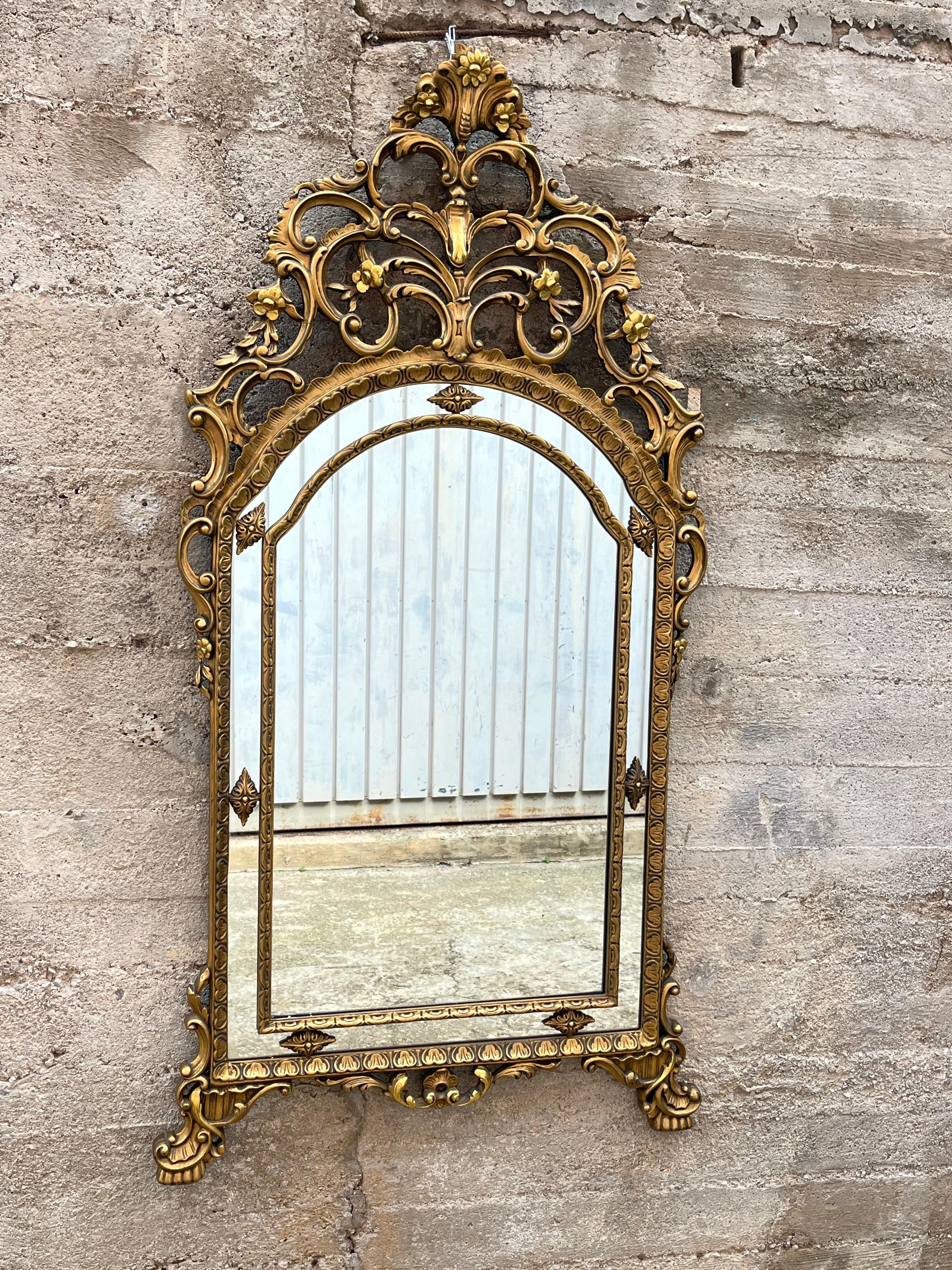 Gran espejo de pared francés de madera dorada de mediados de siglo, años 50 en Bueno estado para la venta en Palermo, IT