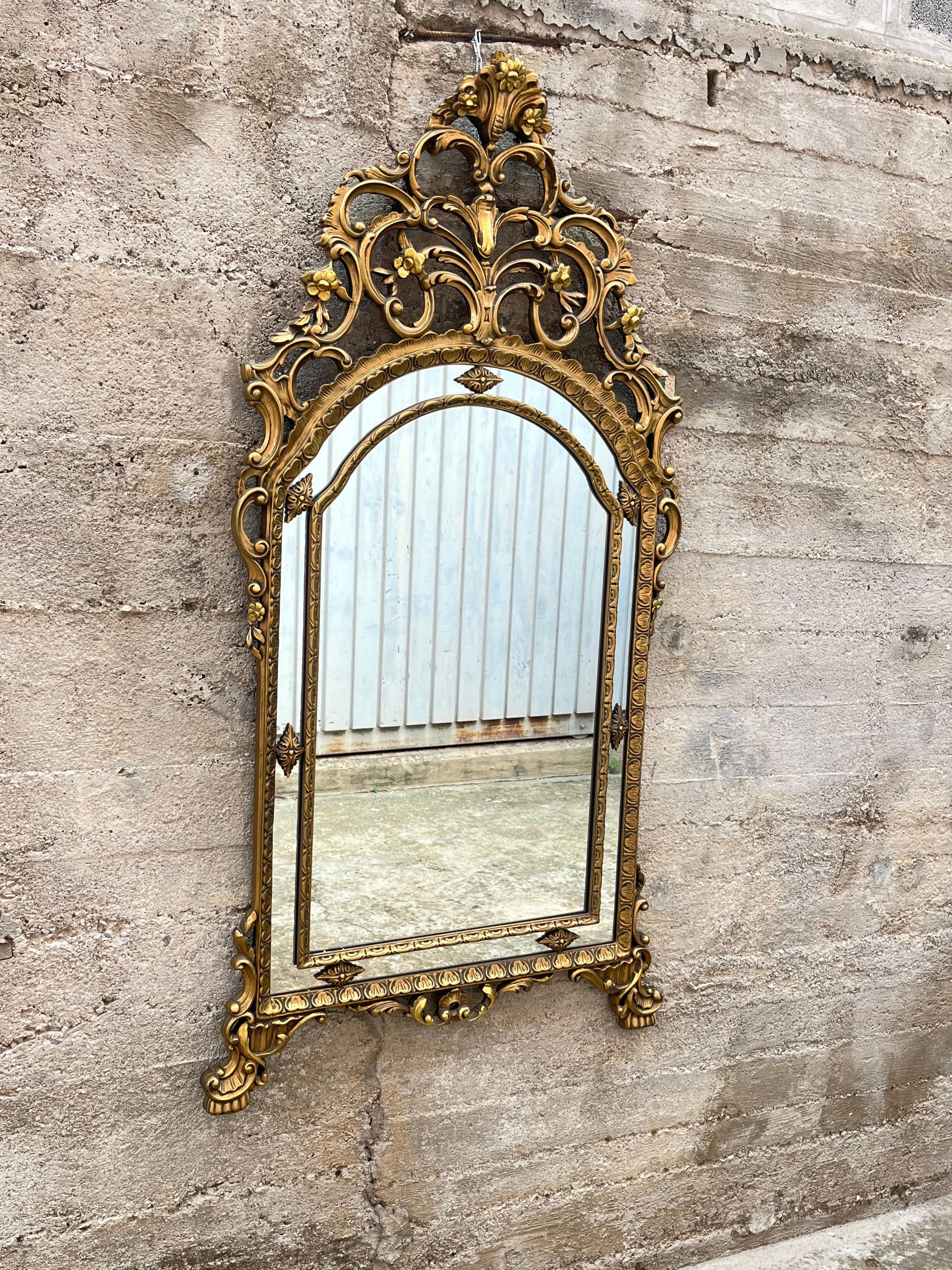 Gran espejo de pared francés de madera dorada de mediados de siglo, años 50 mediados del siglo XX en venta