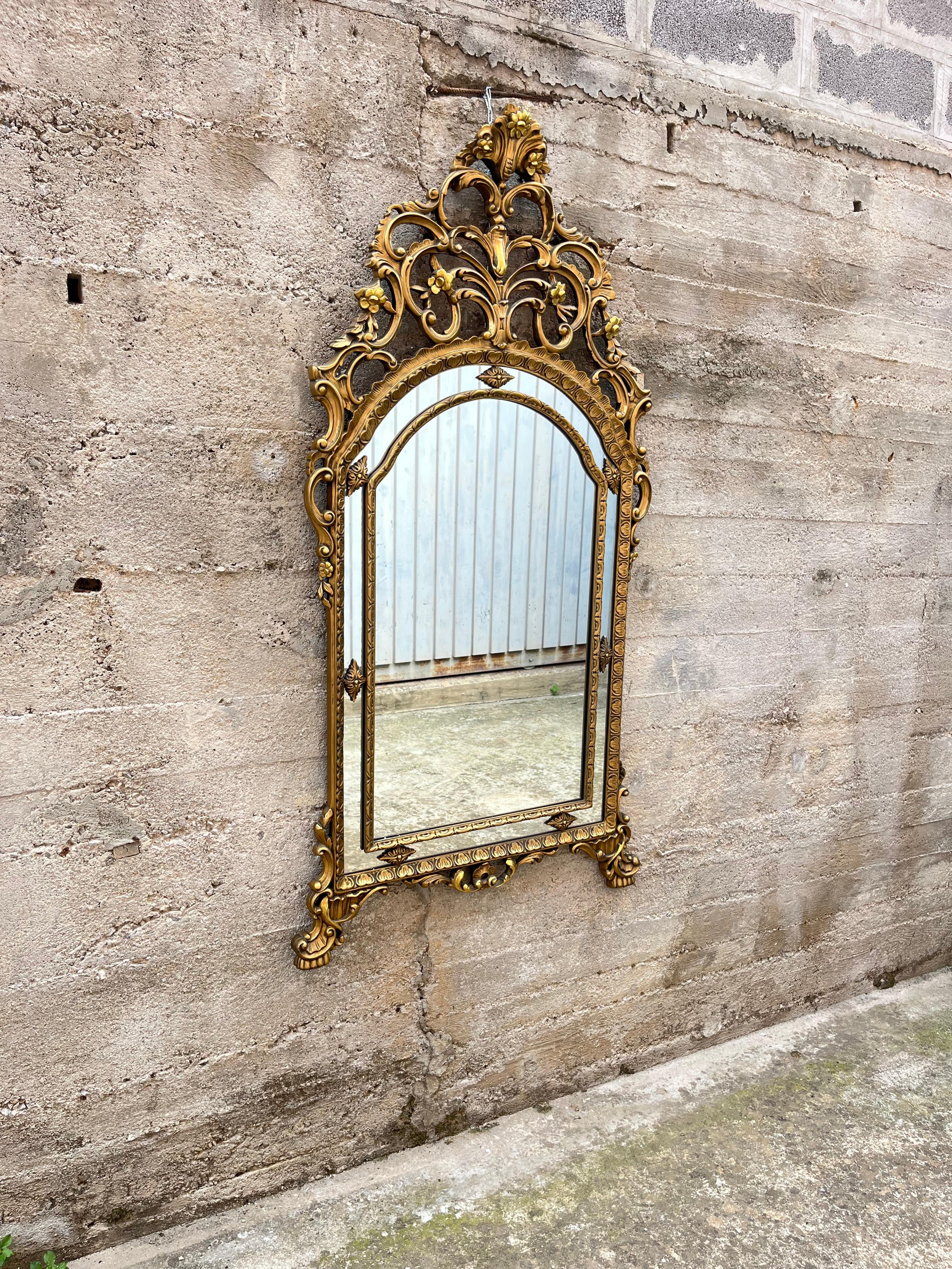 Gran espejo de pared francés de madera dorada de mediados de siglo, años 50 Madera en venta