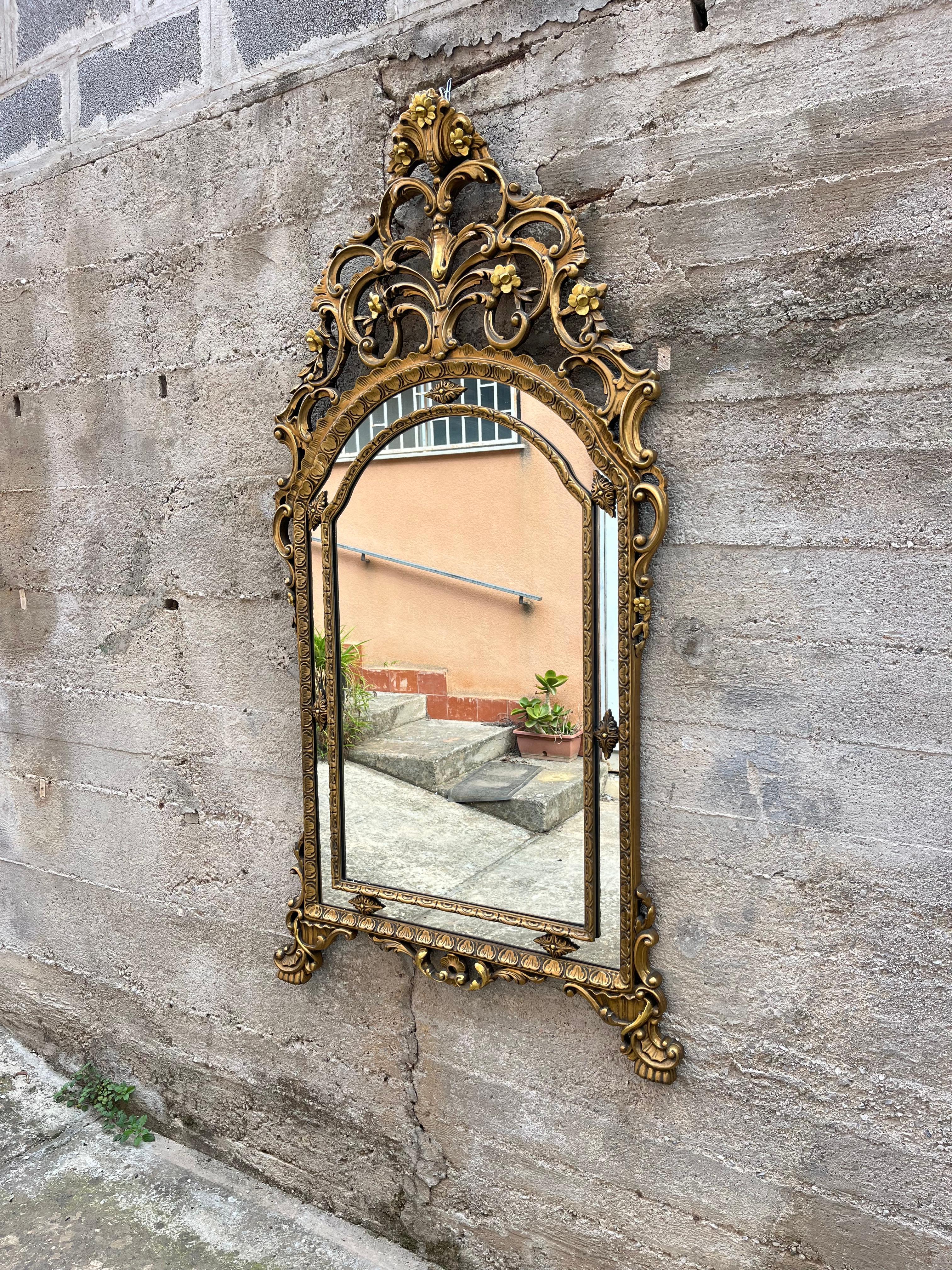 Gran espejo de pared francés de madera dorada de mediados de siglo, años 50 en venta 2