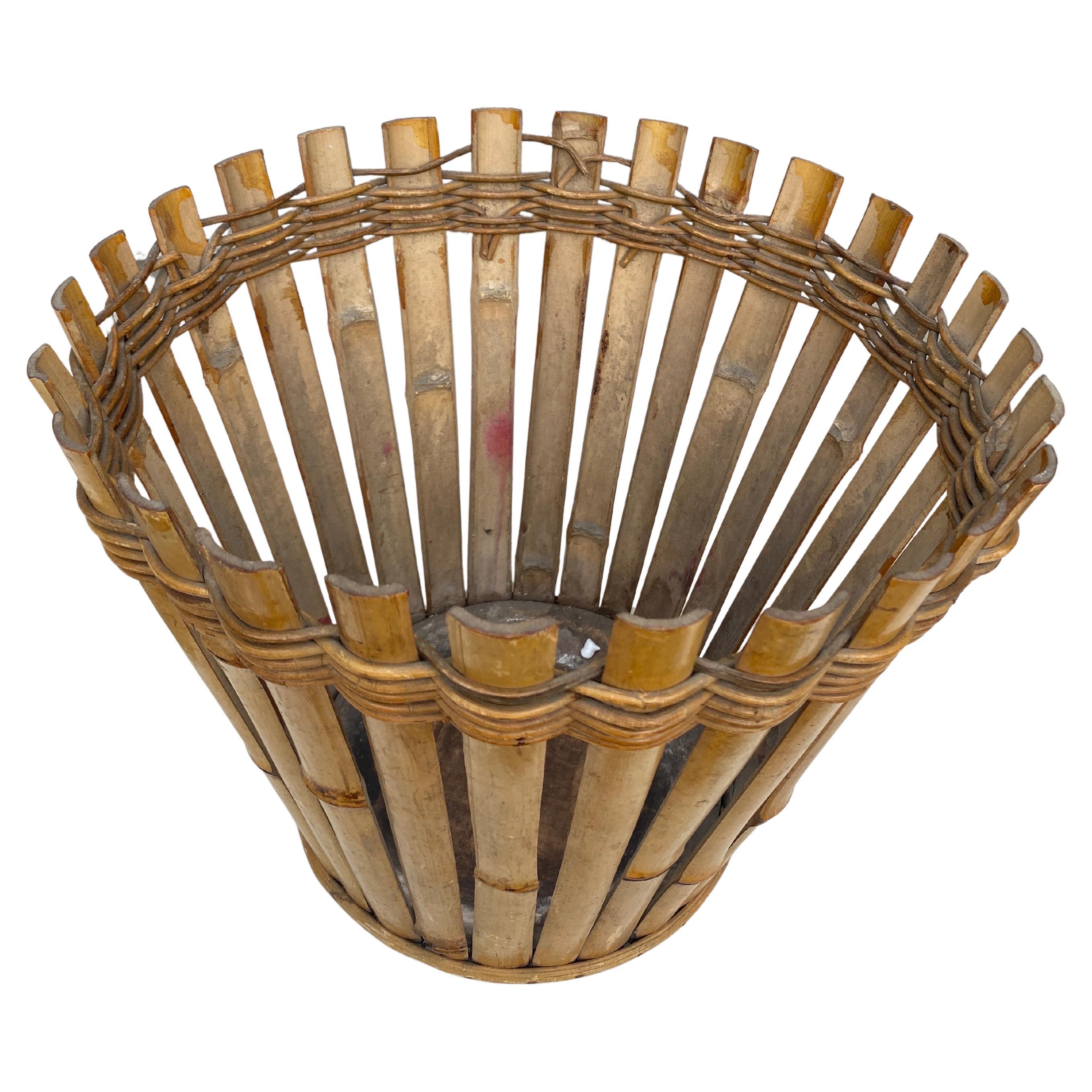 Poubelle, corbeille ou cache pot en rotin français du milieu du siècle.
H / 12.8 pouces, D / 15.3 pouces.