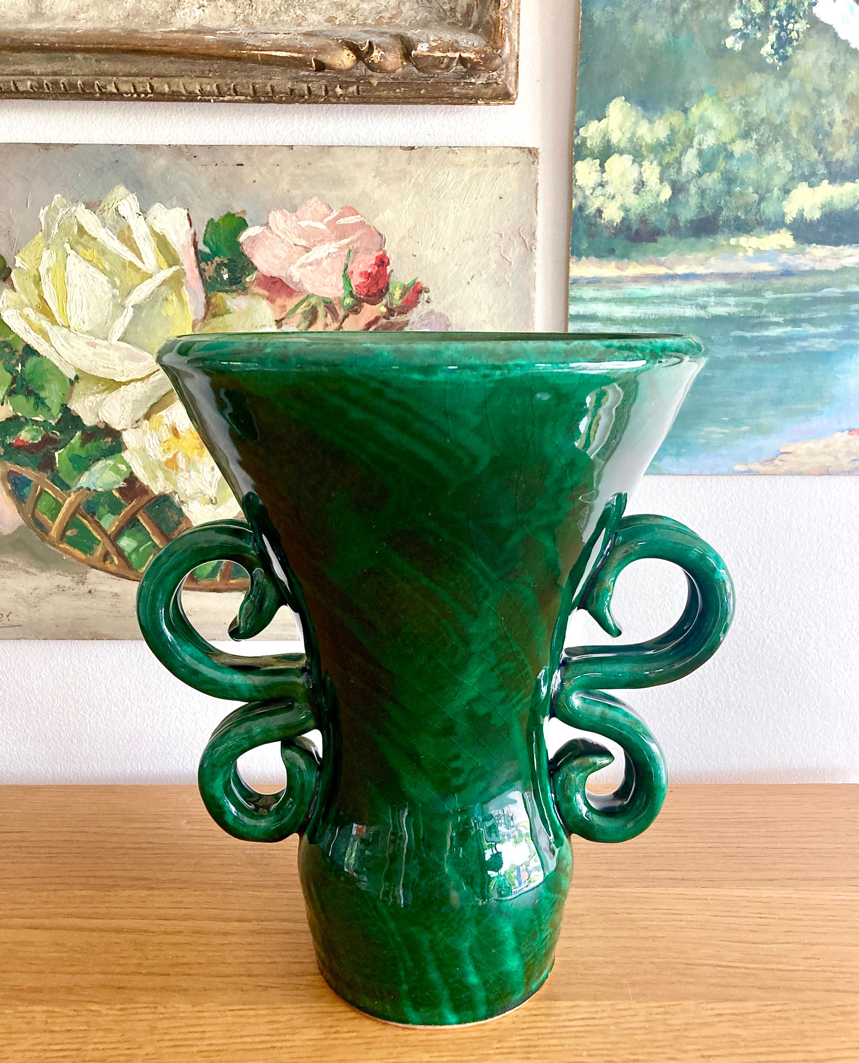Si tratta di un grande pezzo firmato dal famoso designer/artigiano francese Jean Austruy (1910-2012), vedi firma sulla base. Jean Austruy è nato a Castres, nel sud della Francia, nel 1910. Ha iniziato a studiare arte all'Ecole des Beaux Arts di