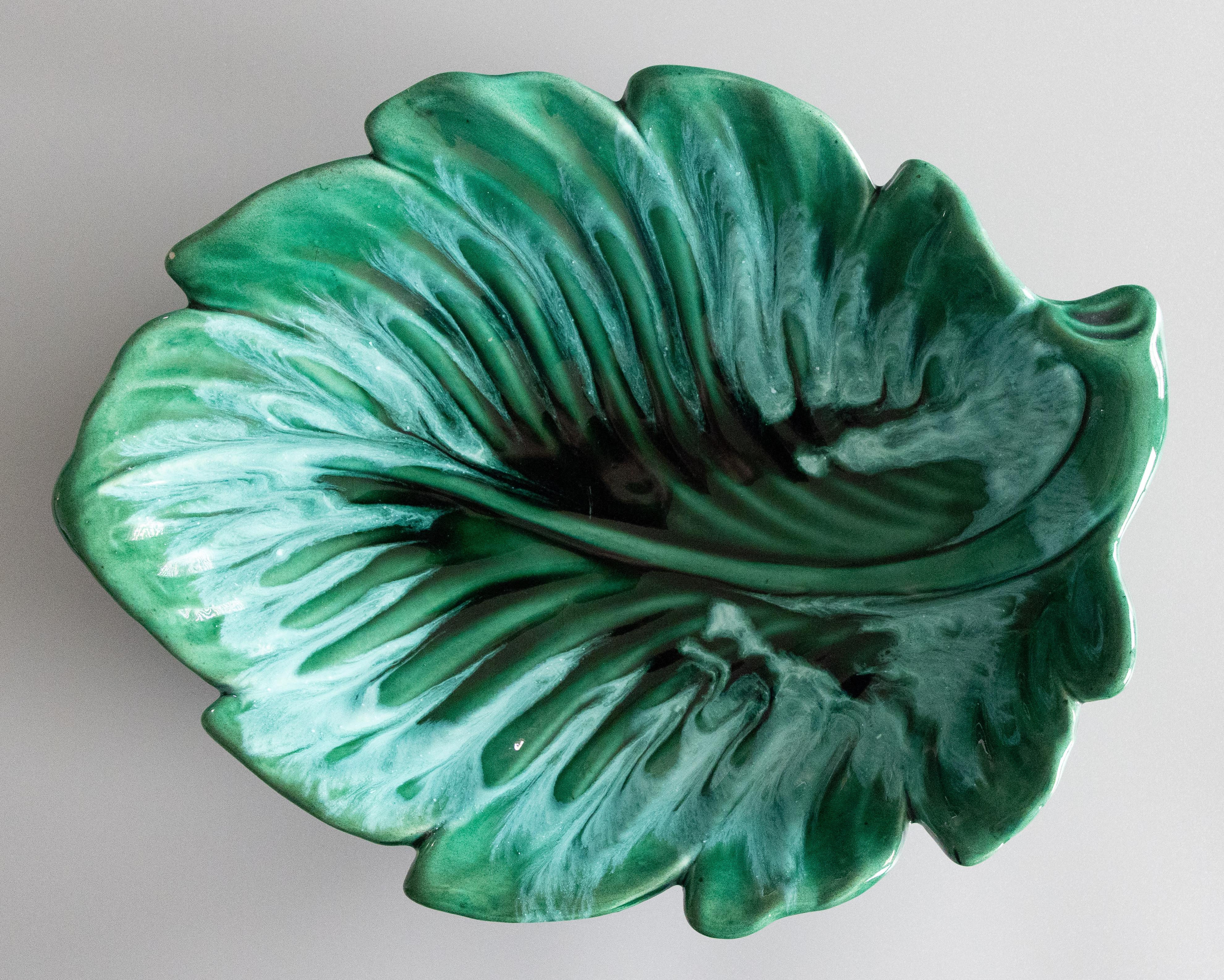 Grand plat à feuilles en majolique verte tourbillonnante du milieu du siècle dernier, Vallauris AM en vente 2