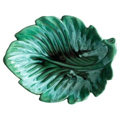 Grand plat à feuilles en majolique verte tourbillonnante du milieu du siècle dernier, Vallauris AM