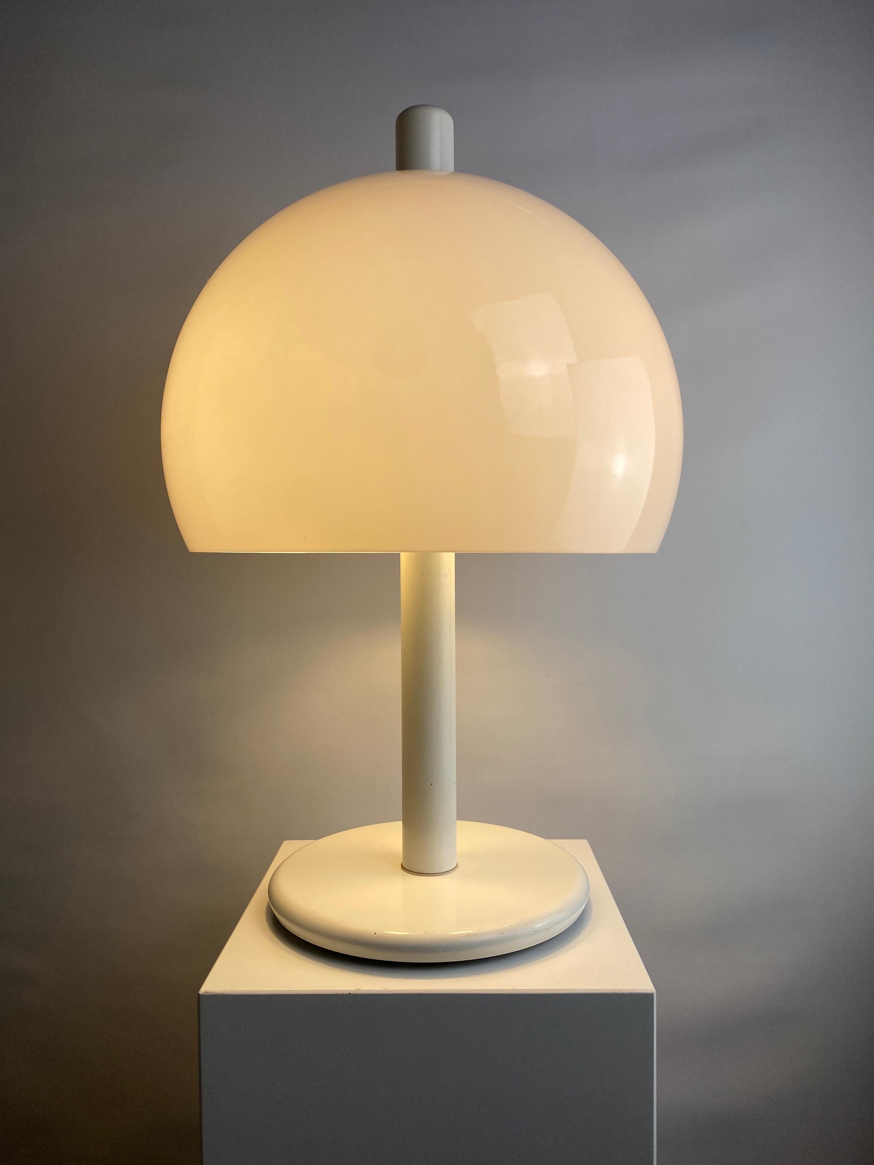 Large mid-century fully white acrylic mushroom table lamp XL, 1970 In Good Condition For Sale In TERHEIJDEN, NB