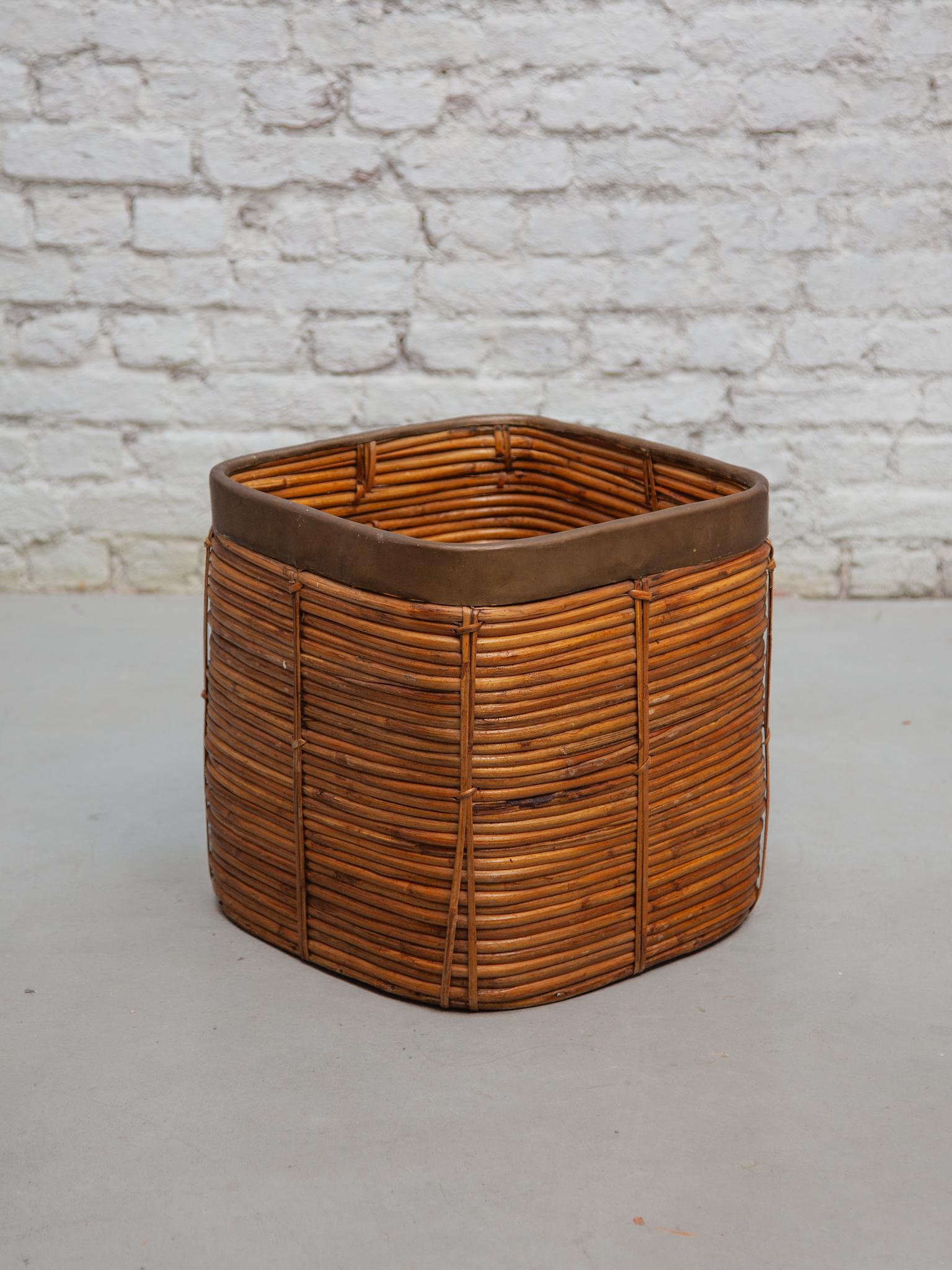 Large Mid-Century Gabriella Crespi Style Brass & Rattan Bamboo Cube Planter In Good Condition For Sale In Antwerp, BE