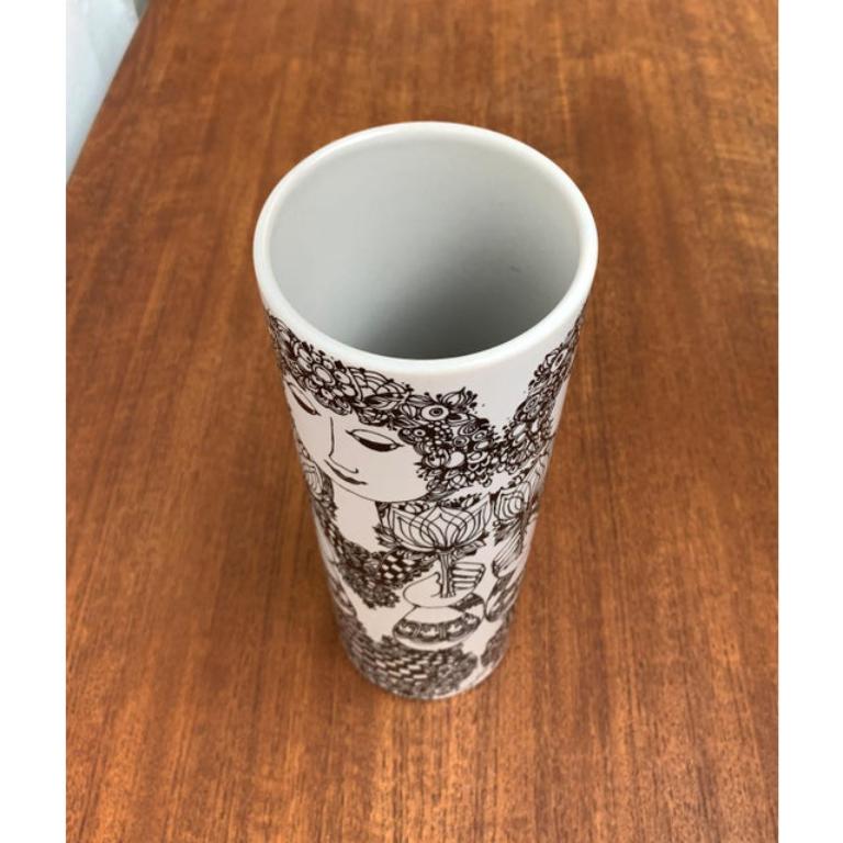 Grande vaso Flora tedesco di metà secolo di Bjørn Wiinblad per Rosenthal, anni '60, in ottime condizioni. Progettato tra il 1960 e il 1969 Questo pezzo ha un marchio di attribuzione.

Informazioni aggiuntive:
Materiali: Ceramica
Colore: nero
Stili: