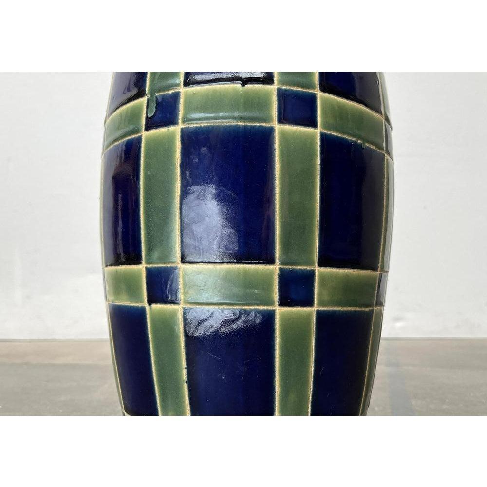 Grande vaso da terra di metà secolo in Studio Pottery tedesco, anni '60, in ottime condizioni. Progettato dal 1960 al 1969.

Informazioni aggiuntive:
Materiale: Porcellana
Colore: blu
Marchio: Rosenthal
Paese di origine: Germania
Tipo di articolo: