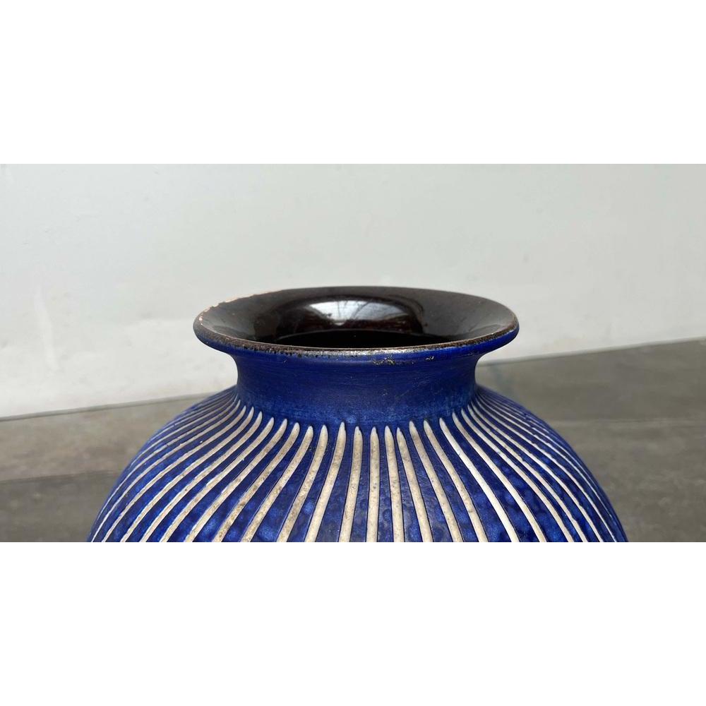 Große Bodenvase aus deutscher Studio-Keramik aus der Jahrhundertmitte, 1960er Jahre, in sehr gutem Zustand. Entworfen 1960 bis 1969

Zusätzliche Informationen:
MATERIALIEN: Keramik
Farbe: Blau
Stil: Moderne Mitte des Jahrhunderts
Zeitraum: