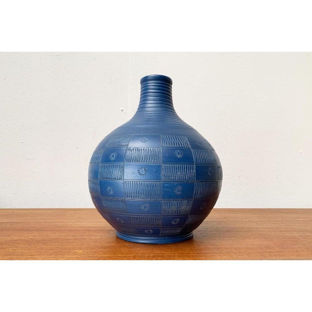 Grande vaso da terra in Studio Pottery di Wilhelm Kagel, Partenkirchen, 1960, in ottime condizioni. Progettato tra il 1960 e il 1969 Questo pezzo ha un marchio di attribuzione.

Informazioni aggiuntive:
Materiali: Ceramica
Colore: blu
Stili: