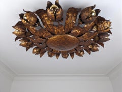 Große Deckenleuchte aus vergoldetem Metall im Mid-Century-Stil mit Sonnenstrahlen-Design und Blumenmotiv, 1950er Jahre
