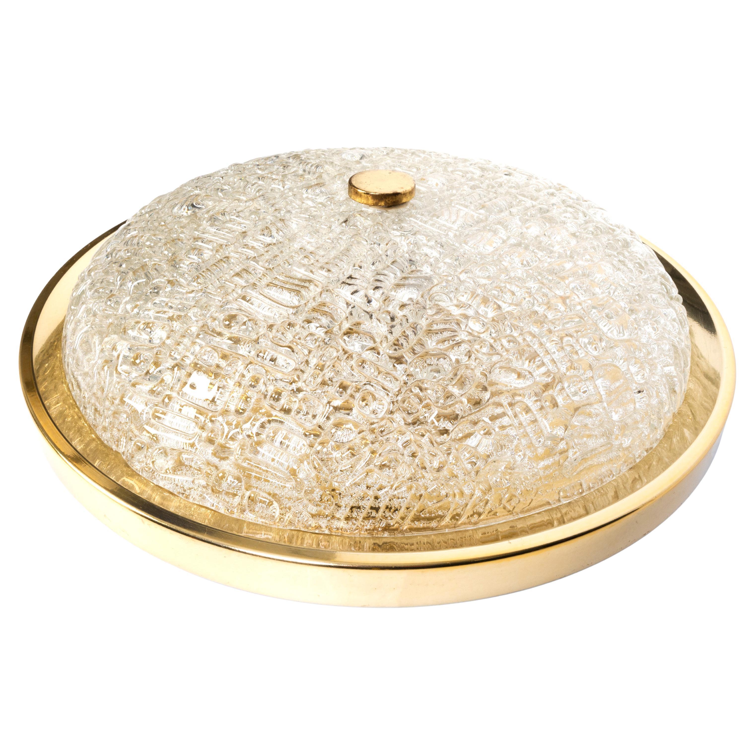 Grande plafoniera in vetro e ottone dorato del Mid Century Svezia, 1950
