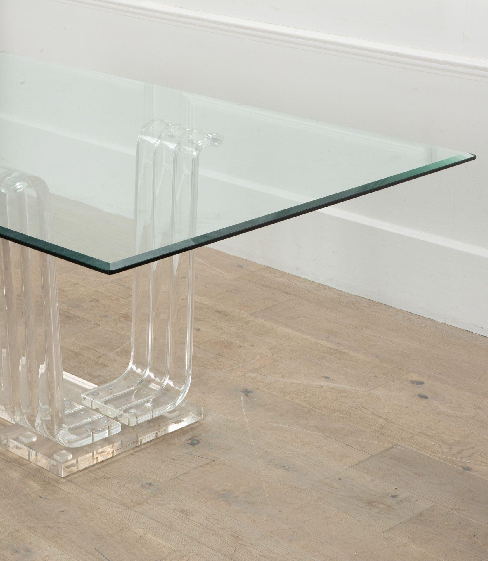 Européen Grande table à manger du milieu du siècle dernier en verre et plexiglas en vente