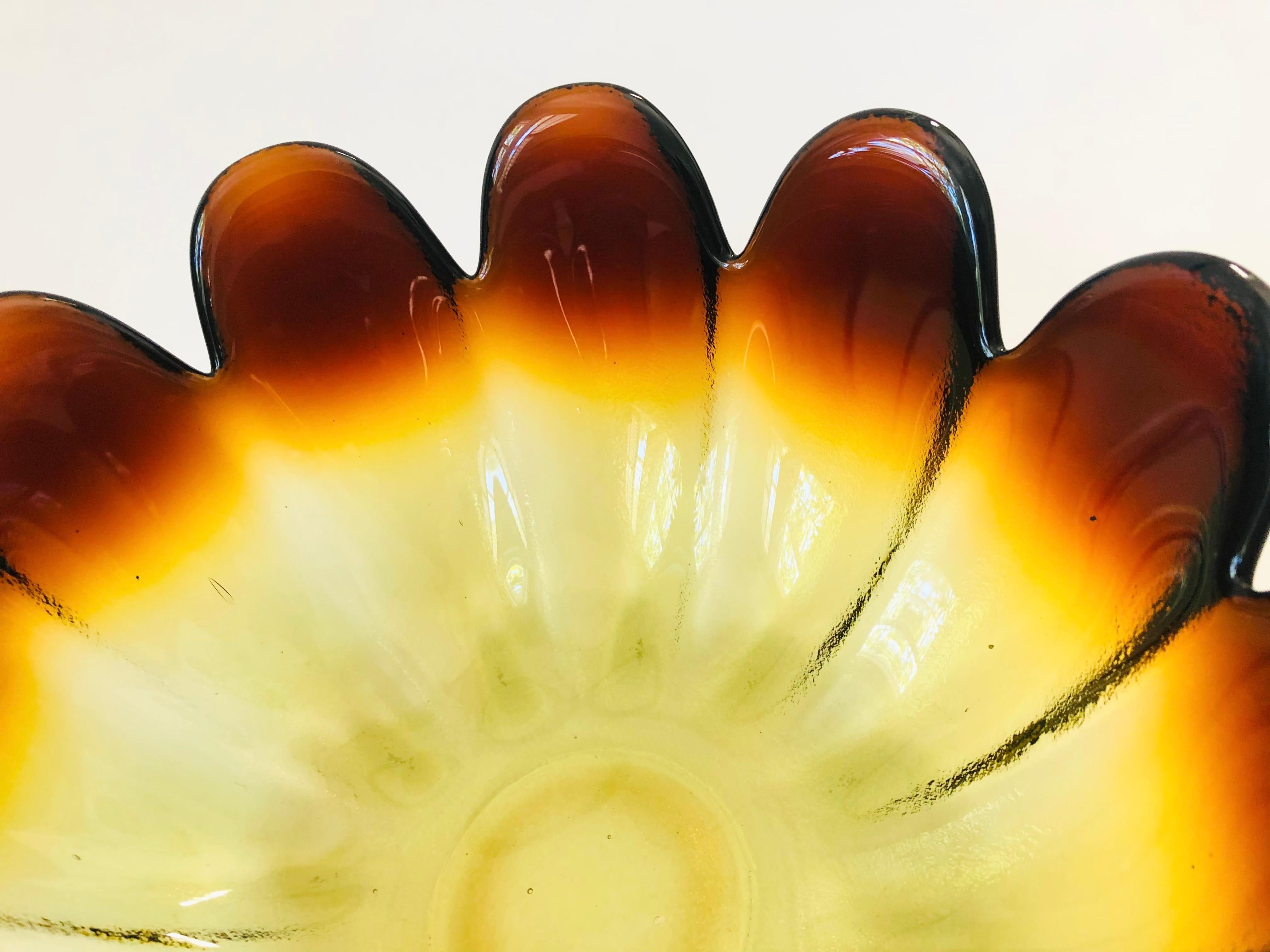 Large Mid Century Glass Lotus Petal Salad Bowl by Indiana Glass In Good Condition In Fairfield, CA