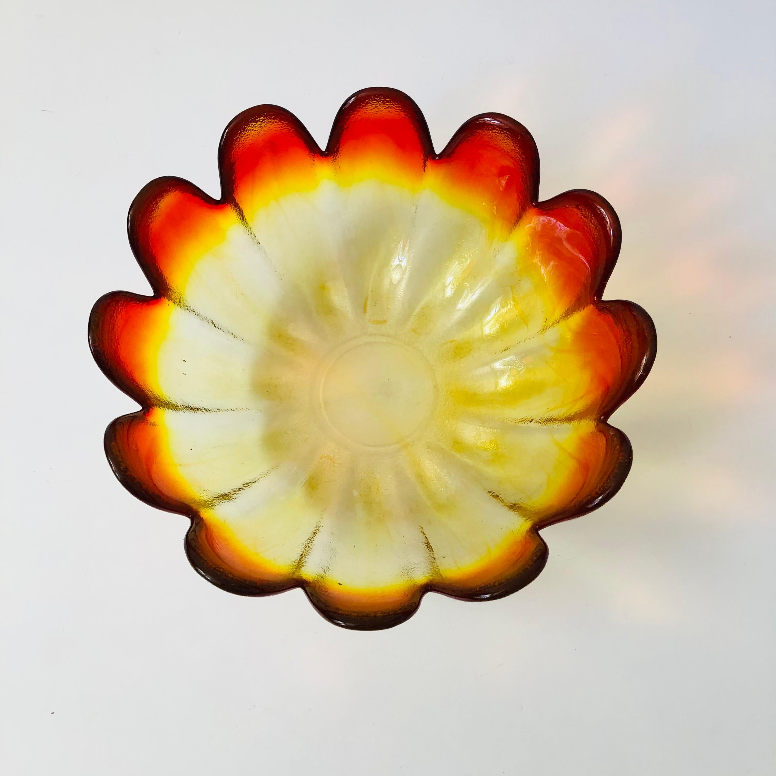 Large Mid Century Glass Lotus Petal Salad Bowl by Indiana Glass In Good Condition For Sale In Fairfield, CA