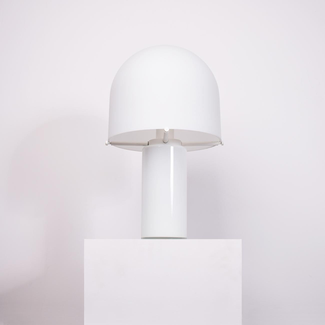 Impresionante Lámpara de Sobremesa de Cristal de Mitad de Siglo con Base Opalina y Pantalla, Años 70 
La cúpula de cristal tiene una altura de 30,5 cm y está en perfecto estado.