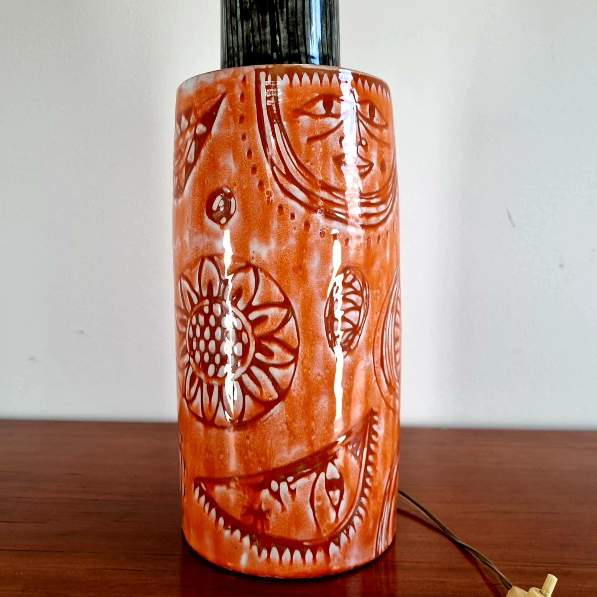 Rare and unique large table lamp in glazed ceramic designed by Elio Schiavon, Italy 60s. Hand painted, signed.
In perfect condition.

Dimensions:
h 76 cm, d 40 cm
Base: h 52 cm, d 15 cm