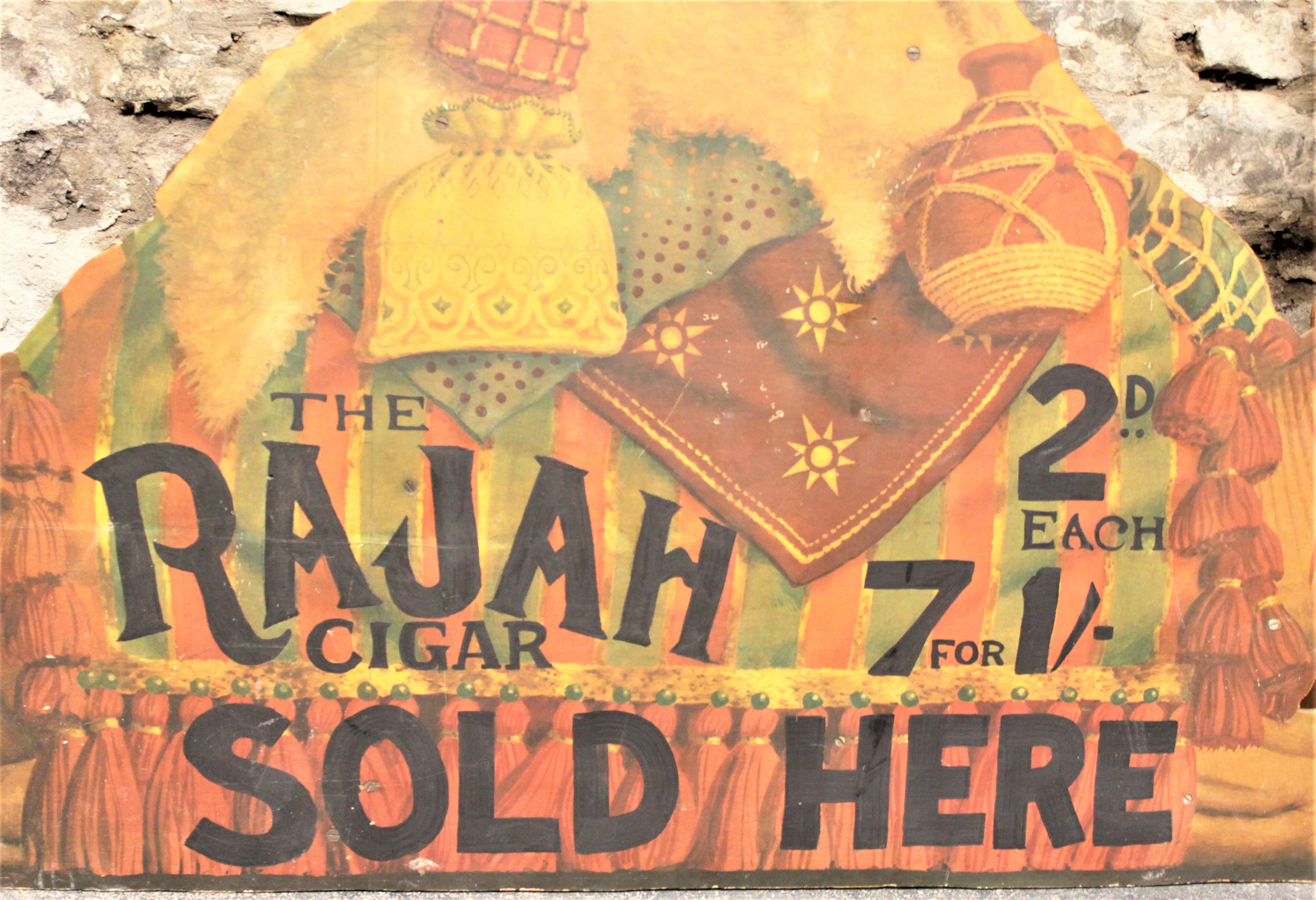 Cette très grande enseigne colorée de la taille d'une pancarte a vraisemblablement été fabriquée aux États-Unis pour la Gran Habano Cigar Company du Honduras dans les années 1960 pour faire la publicité de sa ligne de cigares Persian King Rajah.