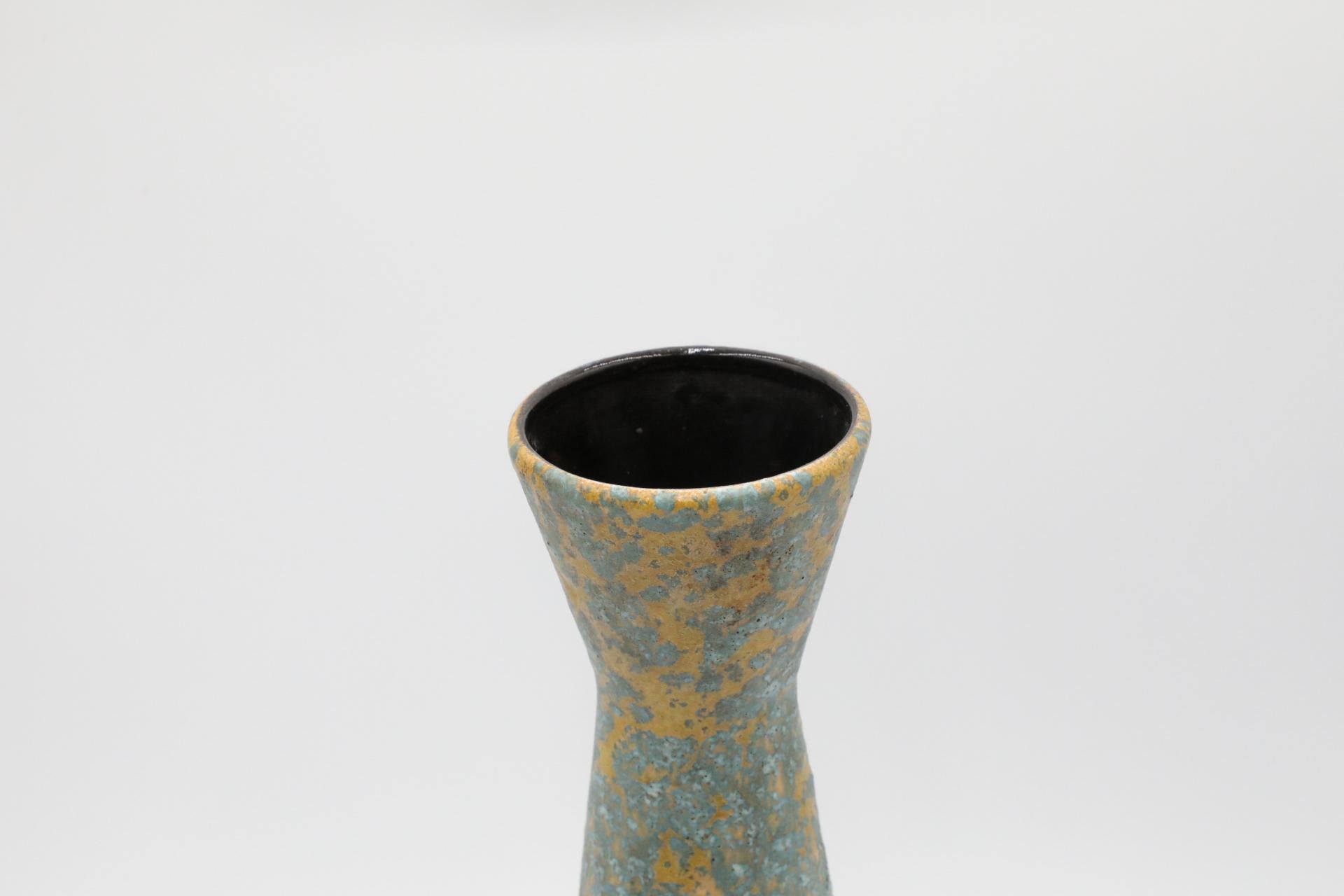 Large Mid-Century Gray and Yellow Lava Vase with Hourglass Shape In Good Condition In Los Angeles, CA