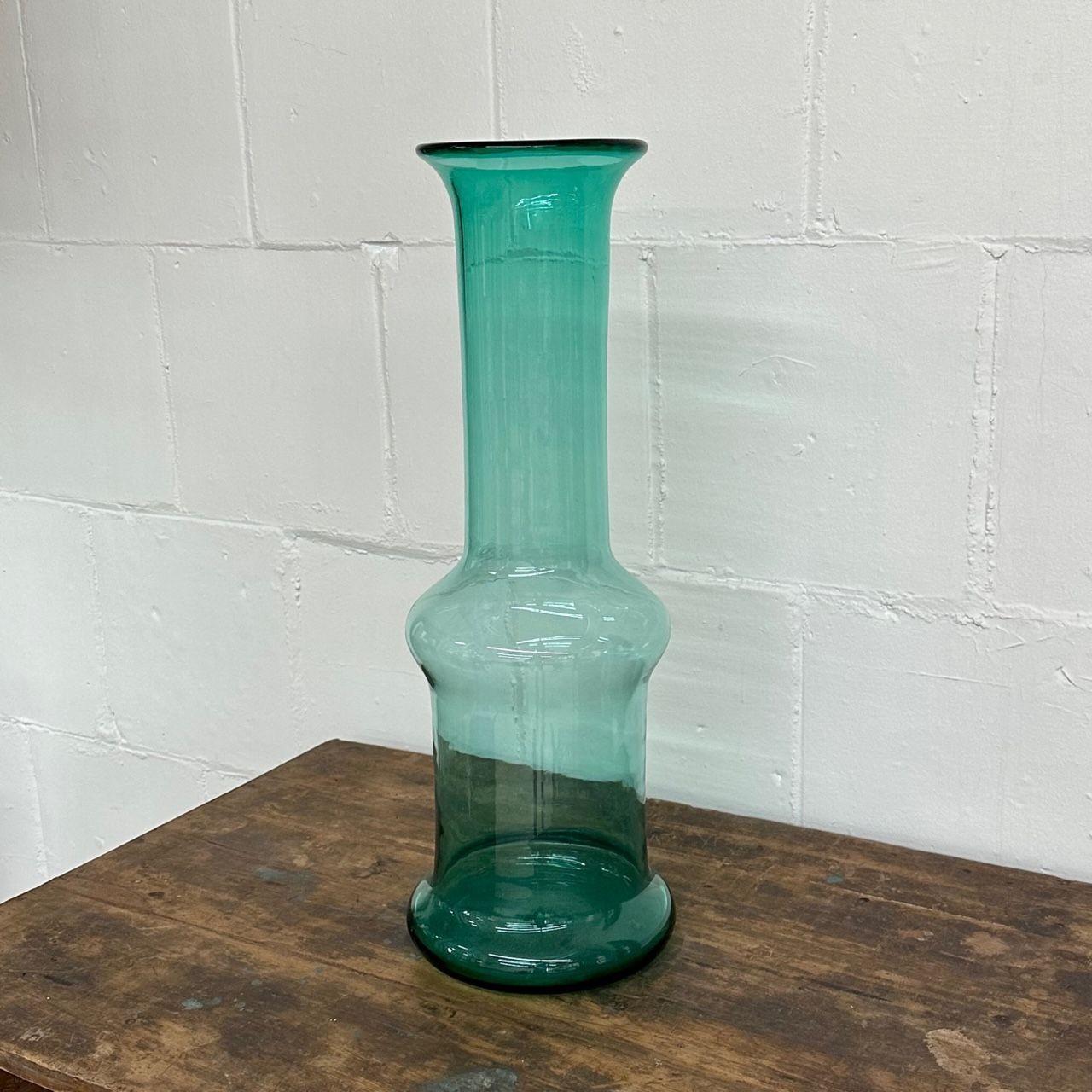 Mid-Century Modern Grand vase de sol ou de table du milieu du siècle dernier en verre soufflé à la main turquoise de Blenko en vente