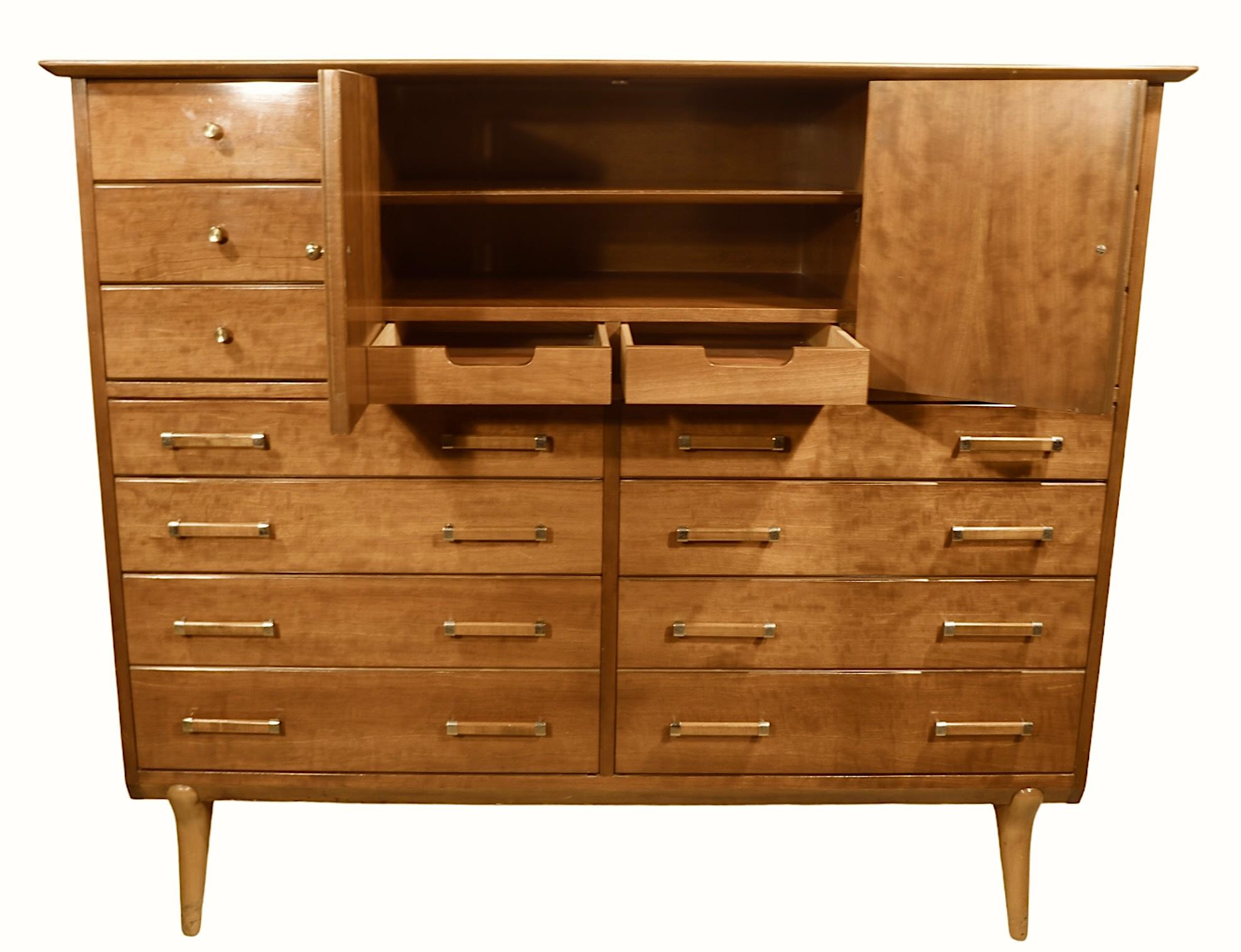 Grande Highboy di metà secolo  Armadio a cassettiera di Renzo Rutili in vendita 4