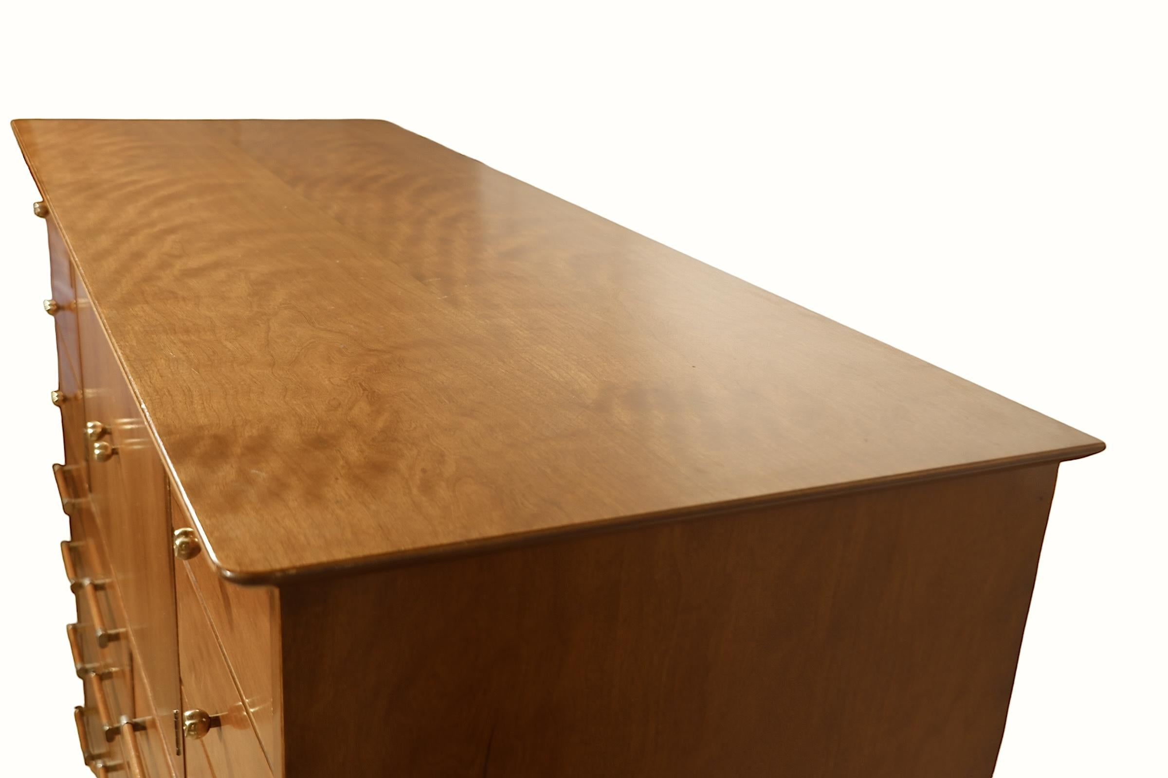 Eccezionale cassapanca, armadio e guardaroba di grandi dimensioni disegnato da Renzo Rutili, prodotto dalla Johnson Furniture Company e venduto al dettaglio da John Stuart, circa negli anni '60. Questo imponente mobile è dotato di 13 cassetti