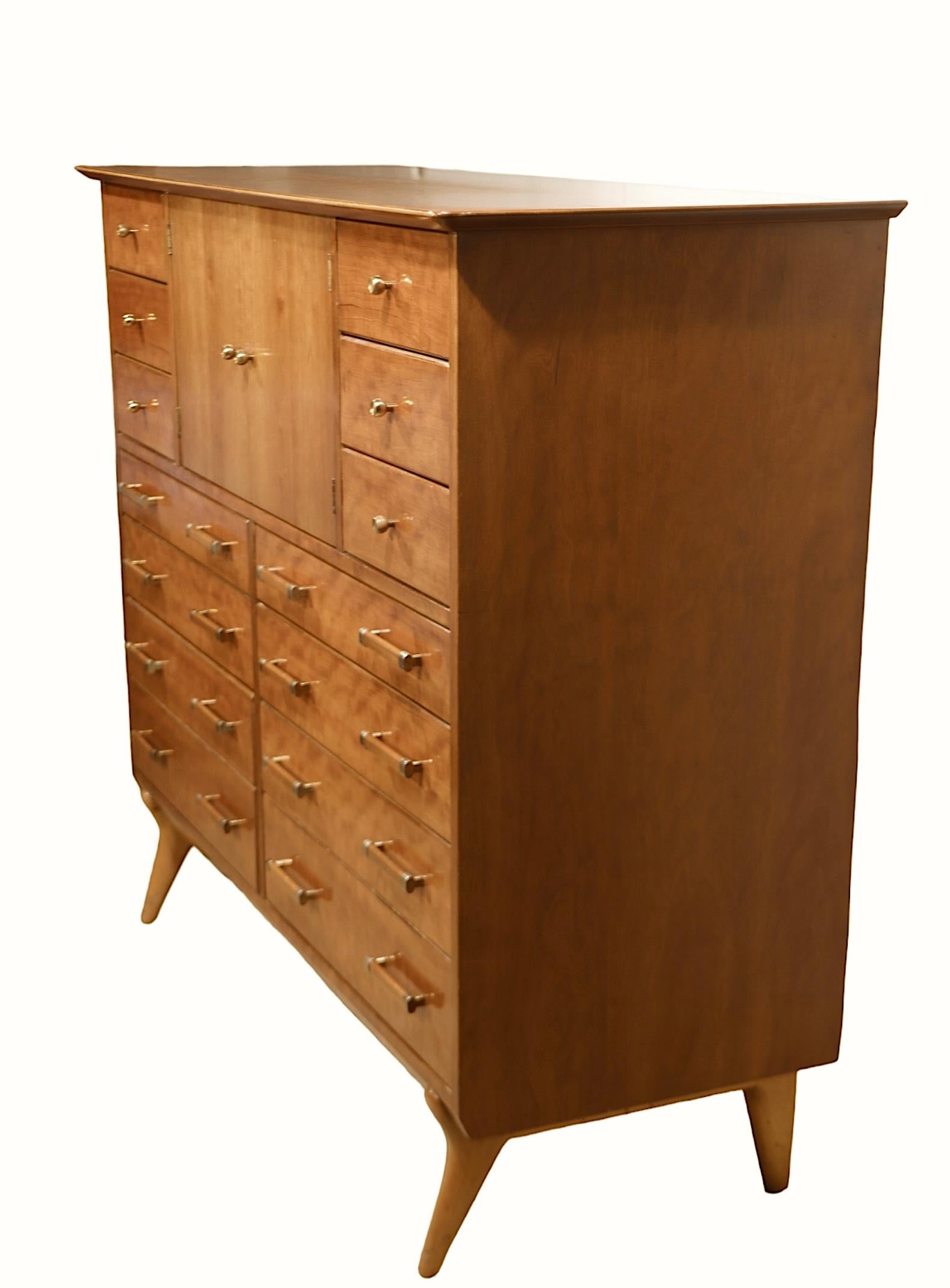 Grande Highboy di metà secolo  Armadio a cassettiera di Renzo Rutili in vendita 1