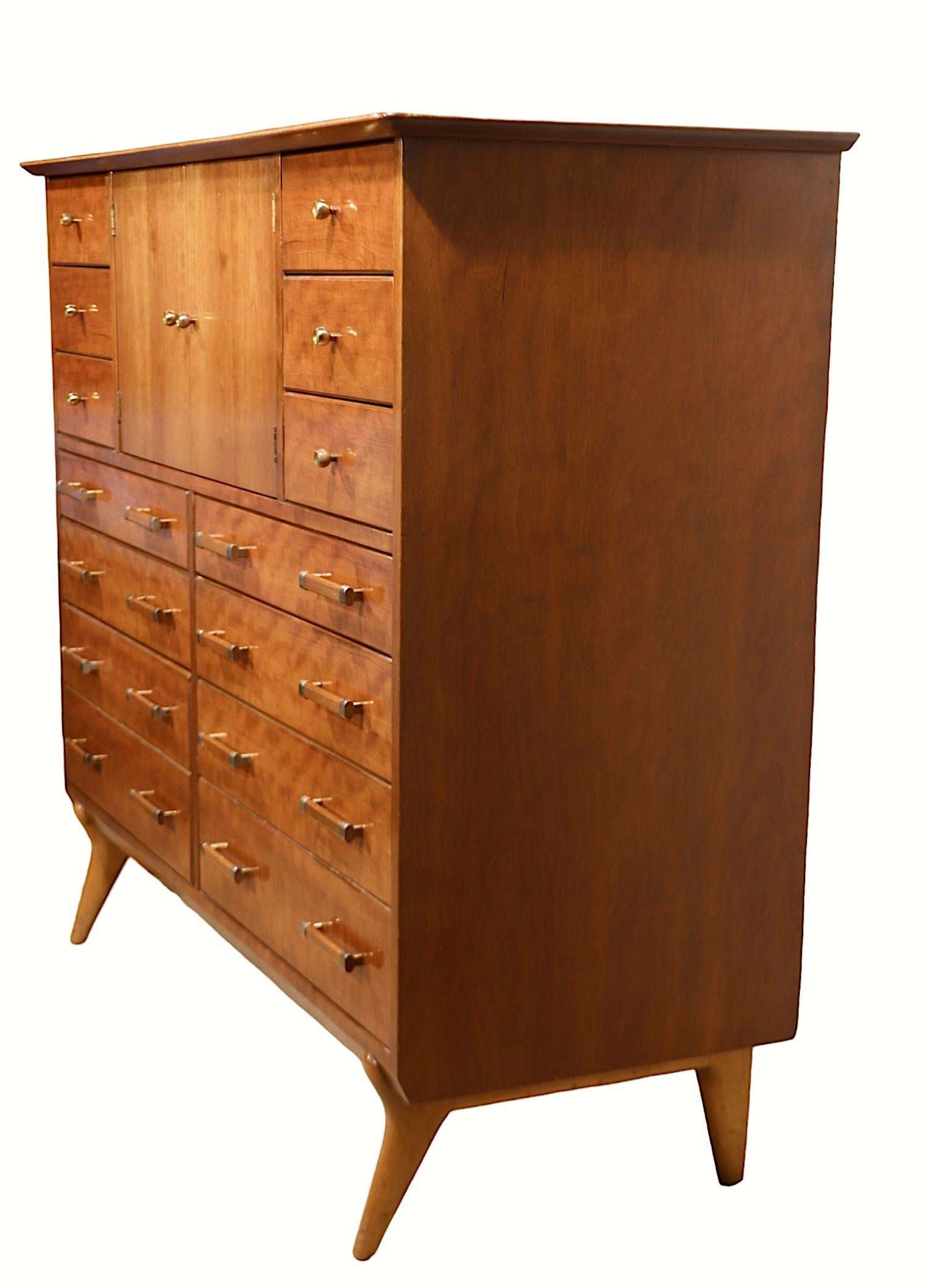 Grande Highboy di metà secolo  Armadio a cassettiera di Renzo Rutili in vendita 2