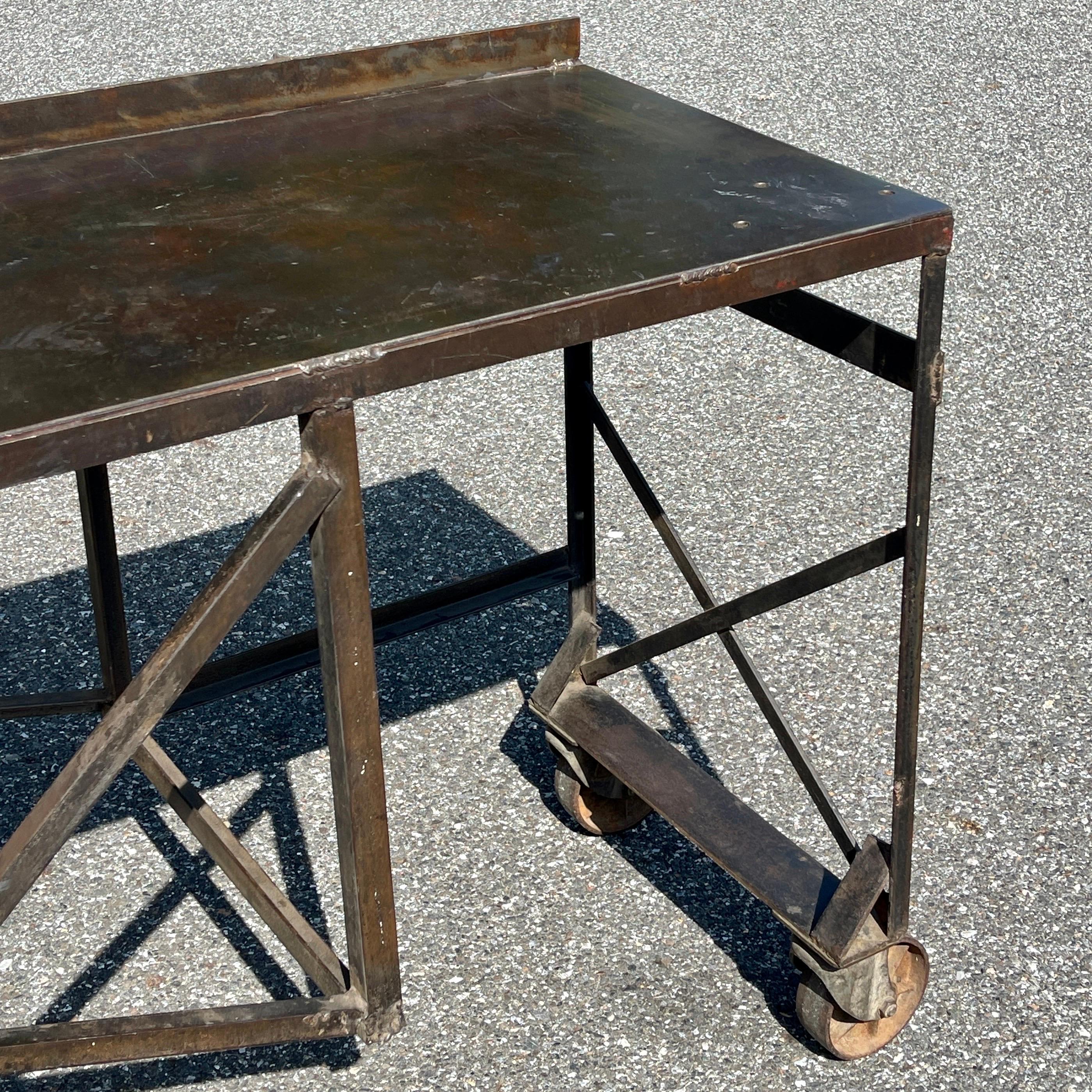 Großer industrieller Stahl-Schreibtisch aus der Mitte des Jahrhunderts auf Rädern (amerikanisch) im Angebot