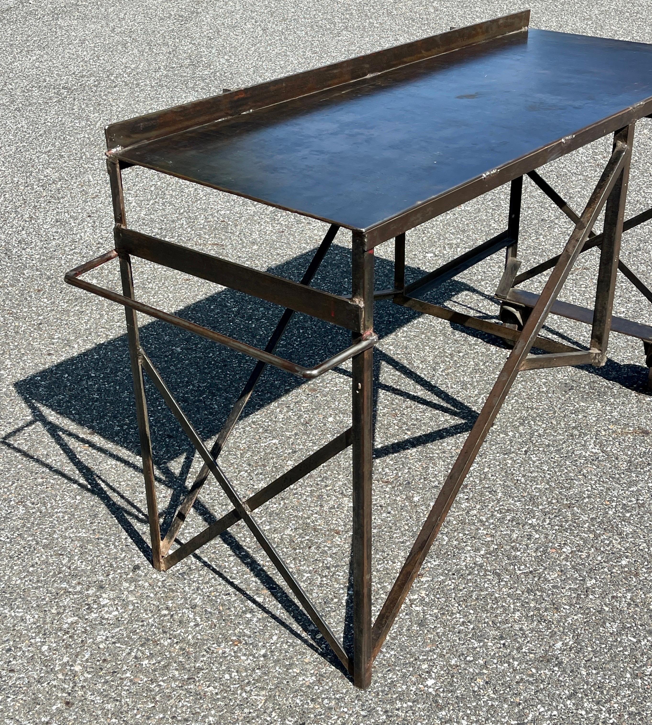 Großer industrieller Stahl-Schreibtisch aus der Mitte des Jahrhunderts auf Rädern (Handgefertigt) im Angebot