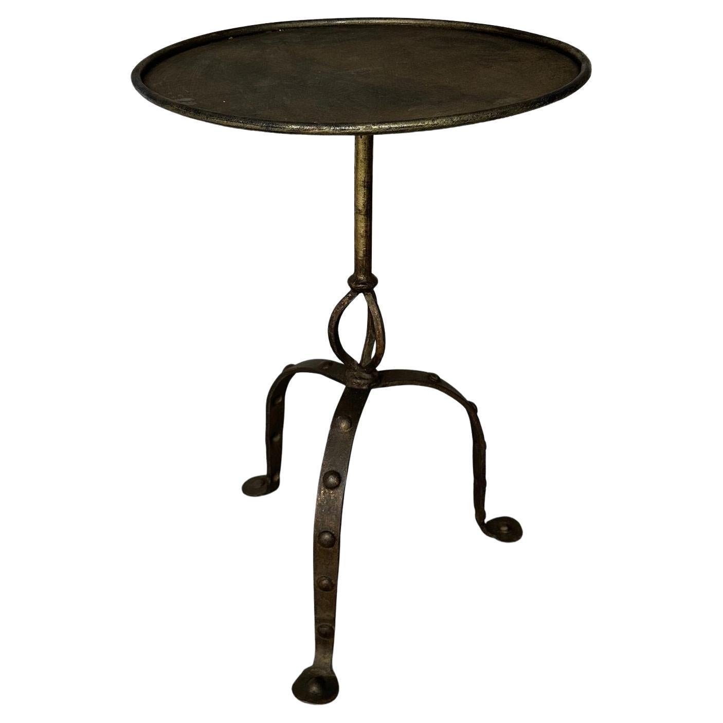 Grande table d'appoint en fer du milieu du siècle dernier avec base tripode rivetée