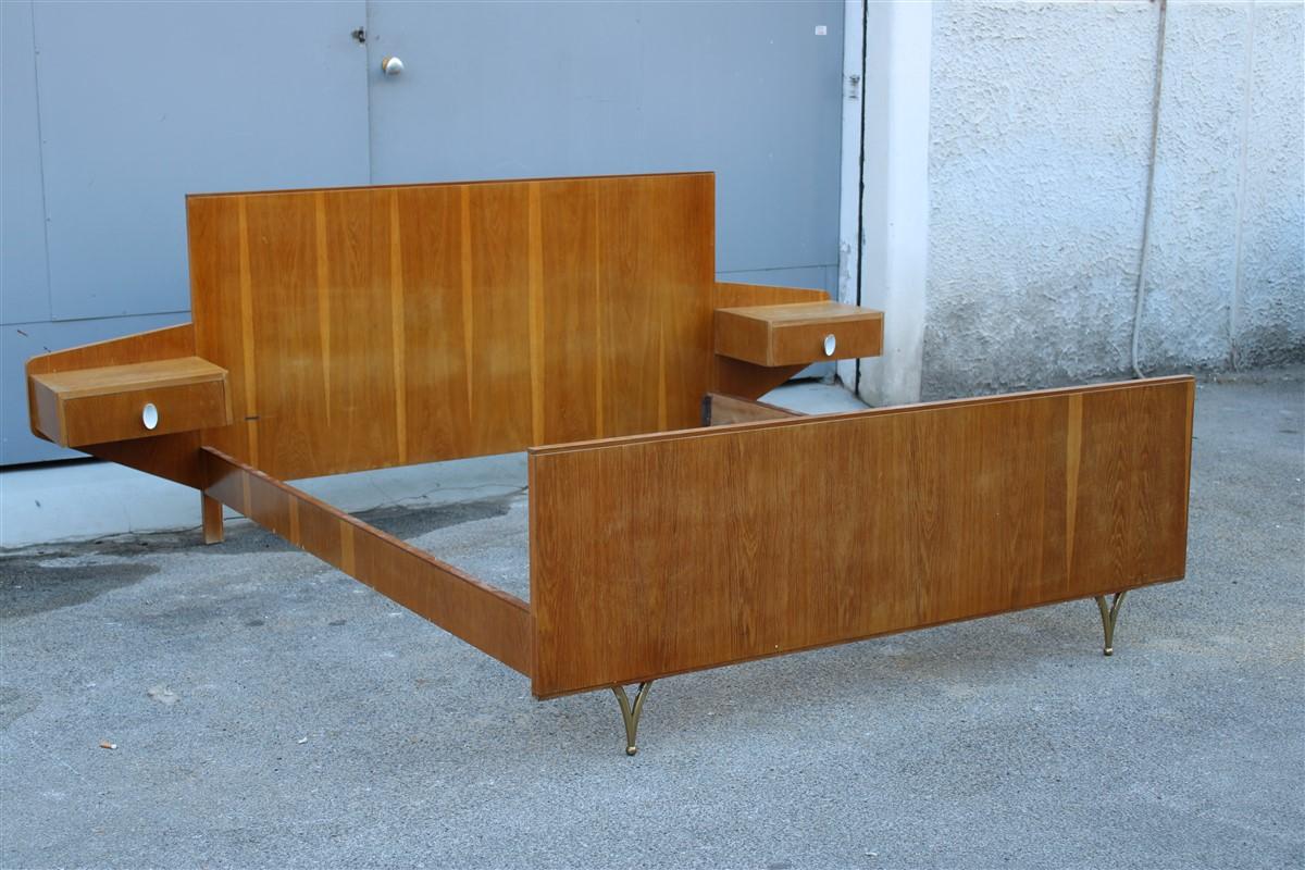 Large mid-century Italian bed in chestnut and brass Gio Ponti Attributed, made of chestnut wood, feet in perforated brass and handles in enameled metal, the state is original from its time.