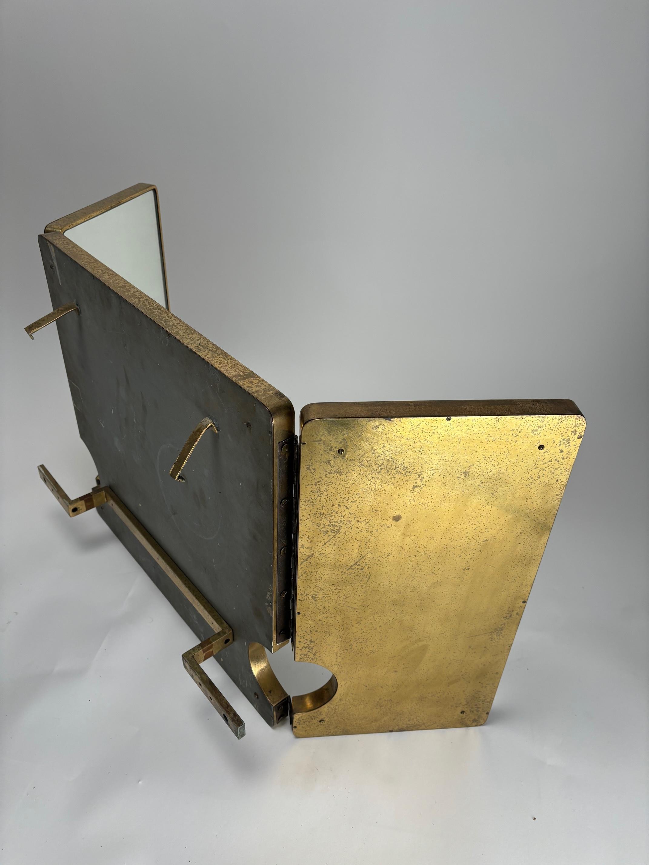 Grand miroir triple en laiton italien du milieu du siècle, années 1950 en vente 4
