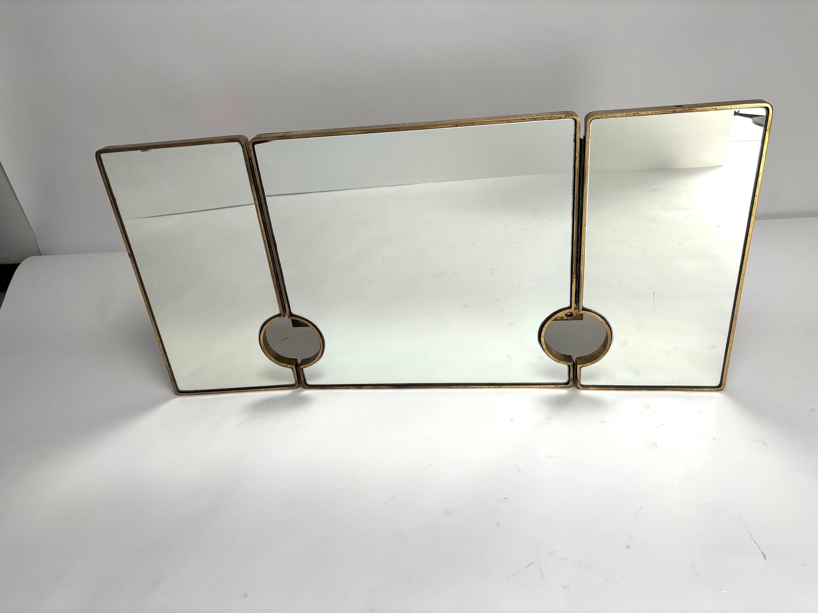 Milieu du XXe siècle Grand miroir triple en laiton italien du milieu du siècle, années 1950 en vente