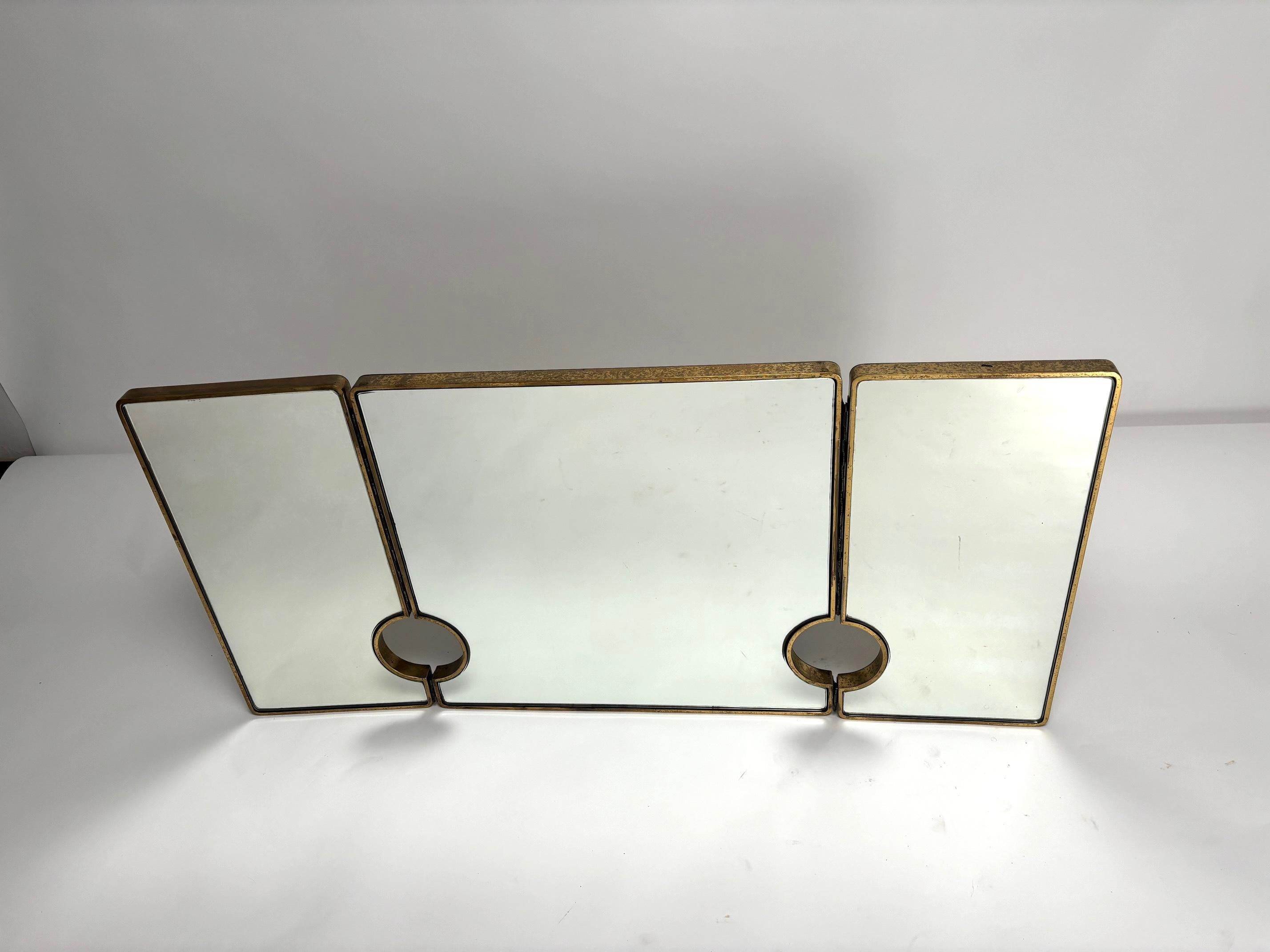 Laiton Grand miroir triple en laiton italien du milieu du siècle, années 1950 en vente