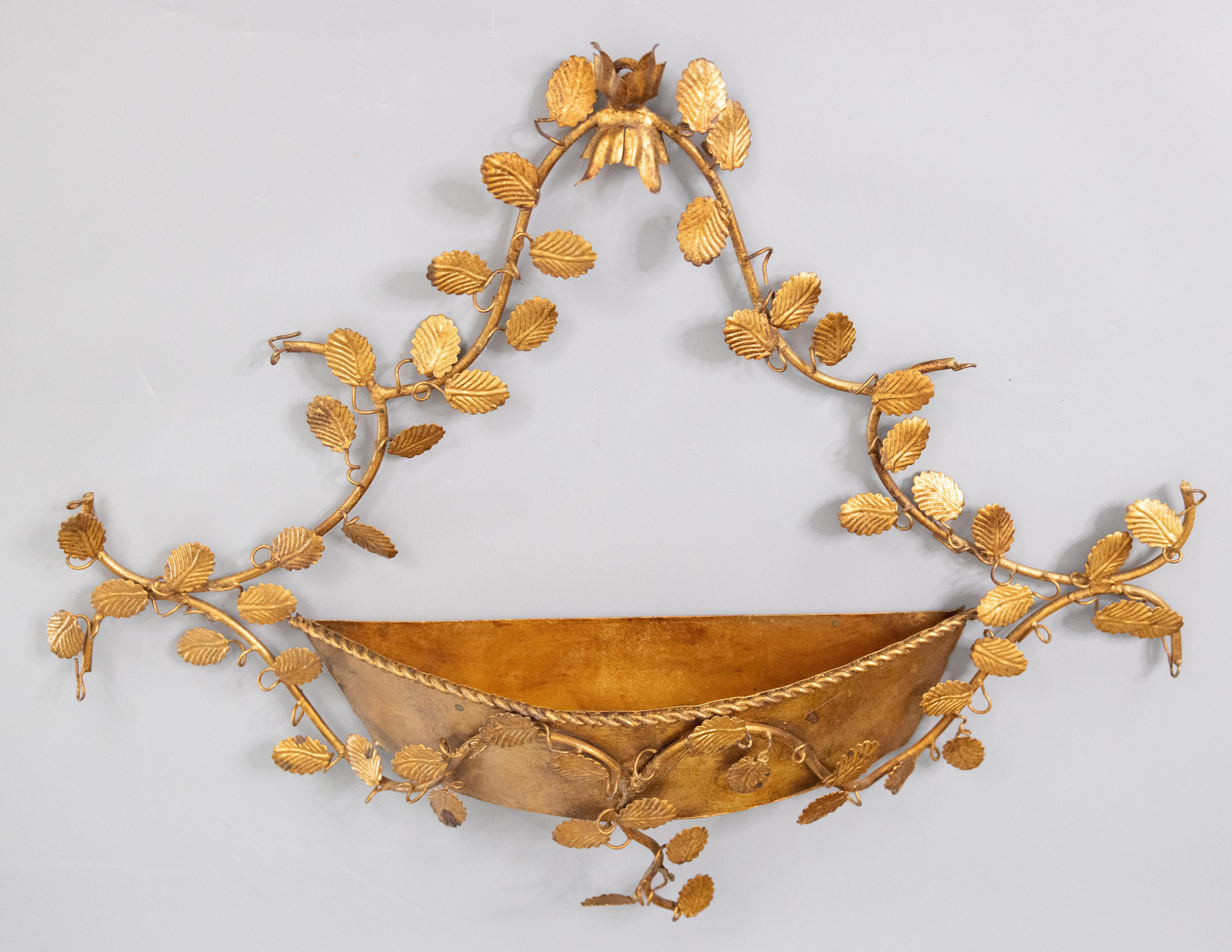 A lovely large vintage Italian gilt tole wall pocket planter, circa 1950. Retains the 