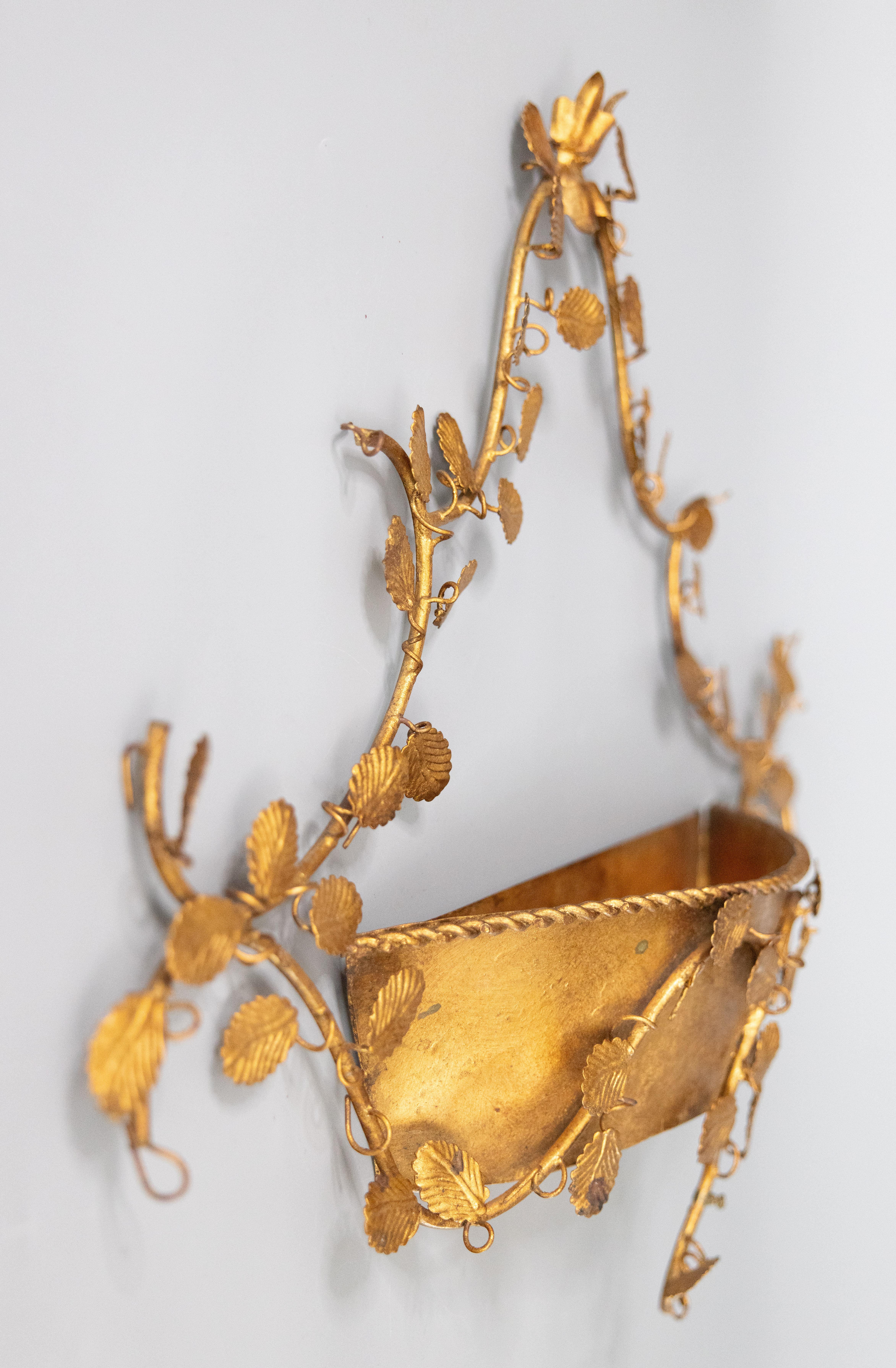 Large Mid Century Italian Gilt Tole Leaves Wall Pocket Planter In Good Condition For Sale In Pearland, TX